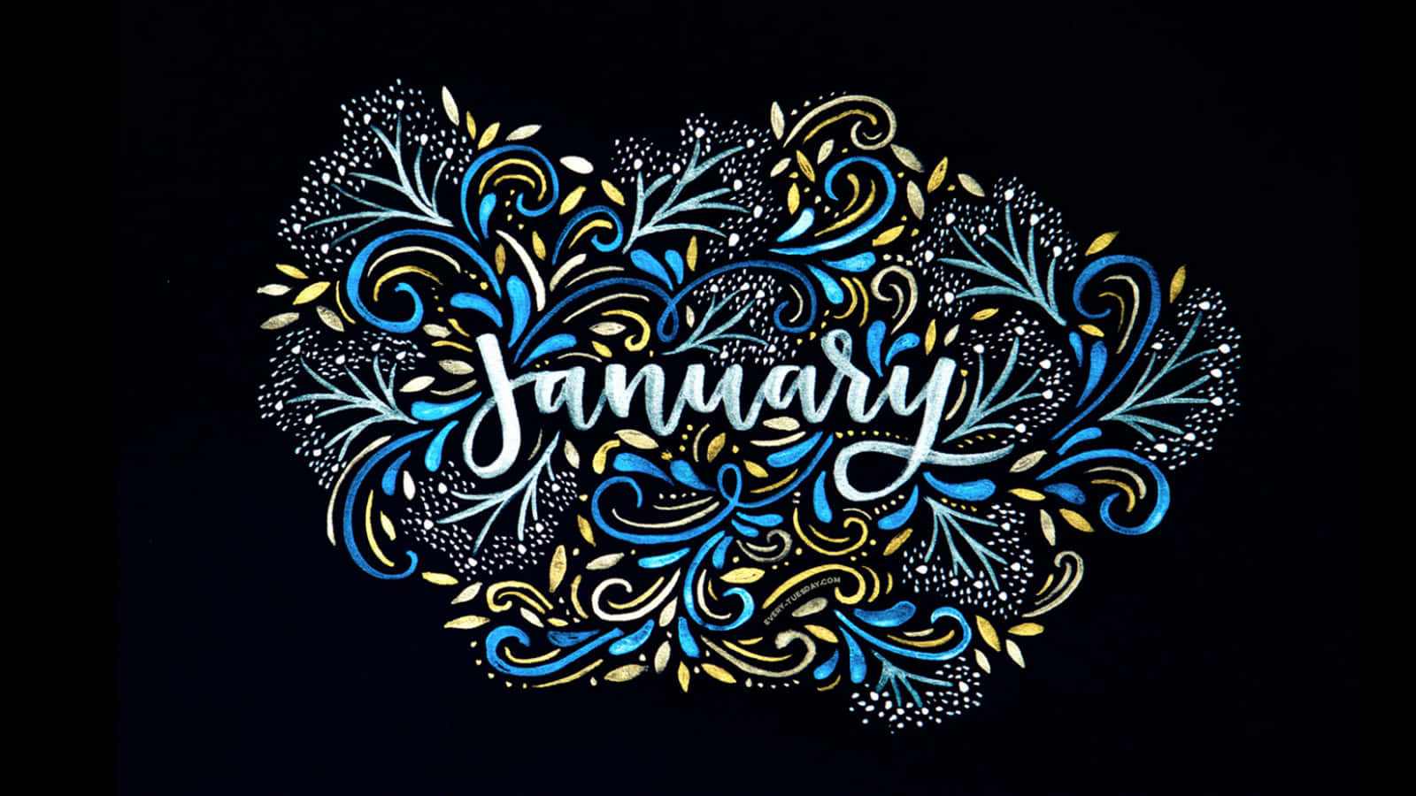 一月 桌布 壁紙 — 「January」這個字以白色優雅地書寫，周圍環繞著複雜的藍色和金色花卉漩渦，背景為黑色。