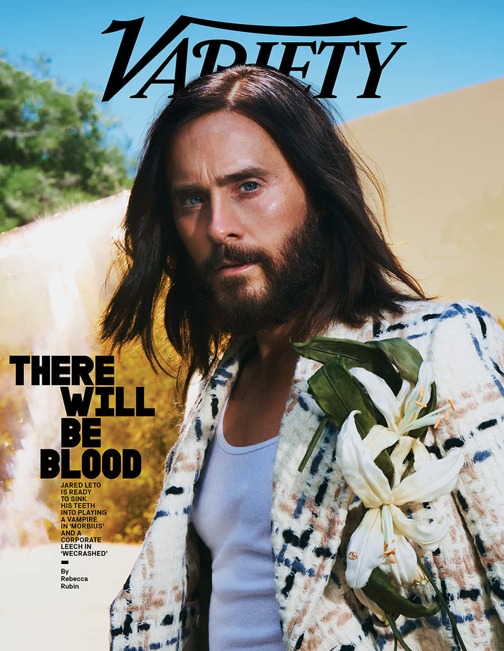 jared leto 桌布 壁紙 — Jared Leto 在陽光明媚的沙漠背景下，手持白色百合花，帶著「Variety」雜誌文字，凝視得十分專注。