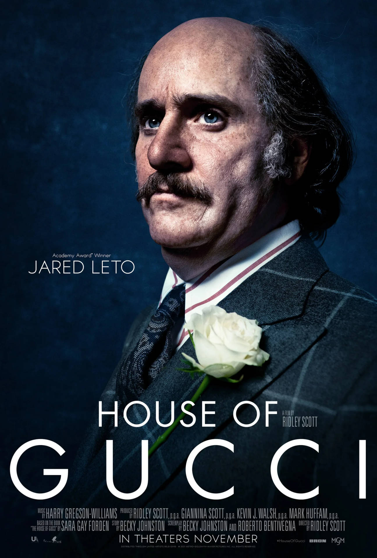 Jared Leto 身穿西裝，佩戴白色玫瑰，電影《GUCCI：豪門謀殺案》海報。 — Gucci 之家 壁紙