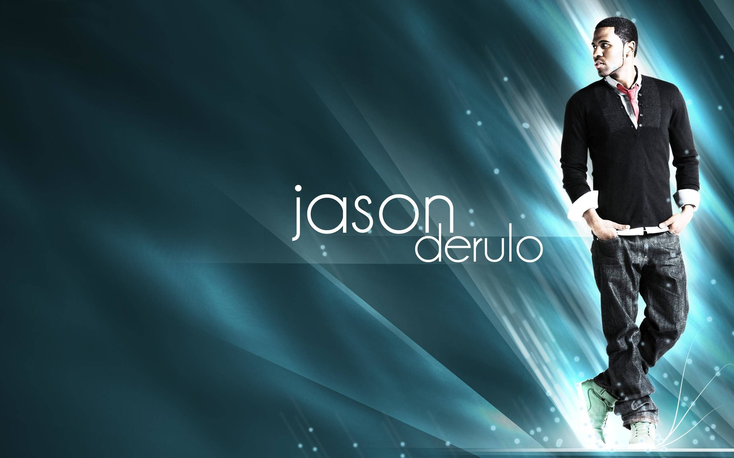 jason 桌布 壁紙 — Jason Derulo 自信地站在動態藍色光條紋背景前，並顯示他的名字。