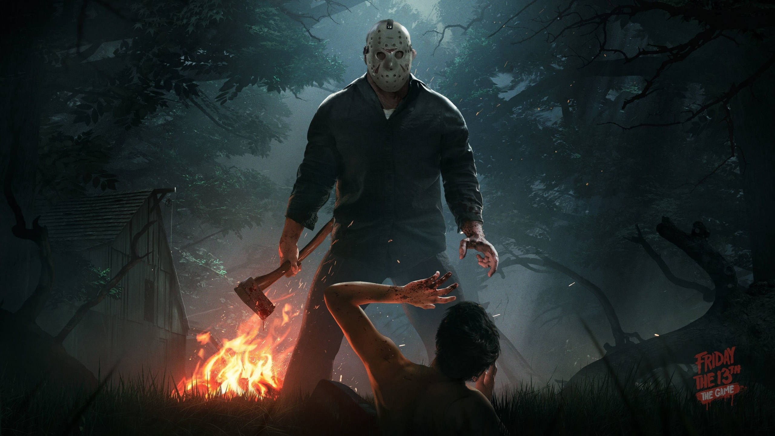 Jason Voorhees 在黑暗森林的營火旁，將斧頭高舉在受害者上方。 — 恐怖 壁紙