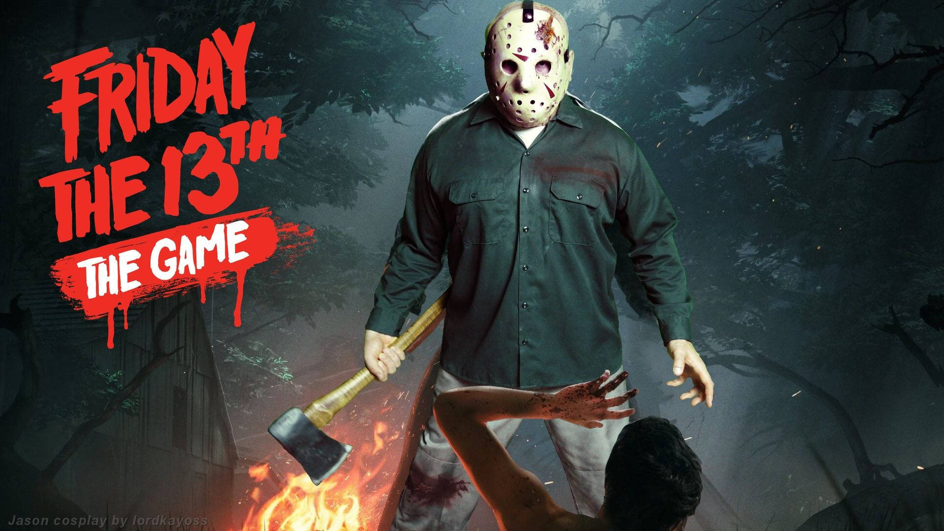 Friday 桌布 壁紙 — Jason Voorhees 戴著他標誌性的曲棍球面具，在黑暗的森林中，火光映照下，將斧頭高舉在受害者上方。