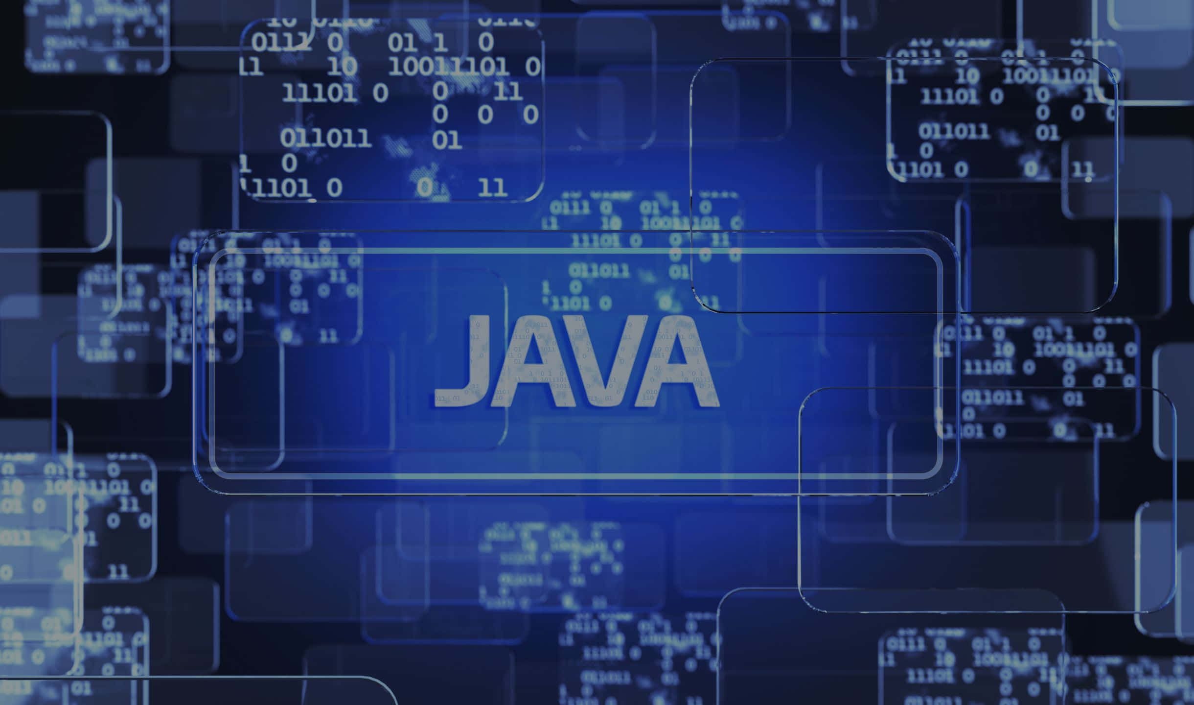 程式設計 桌布 壁紙 — 「JAVA」一詞在充滿浮動二進制代碼和半透明介面面板的深藍色數位背景上閃耀著銀色光芒。