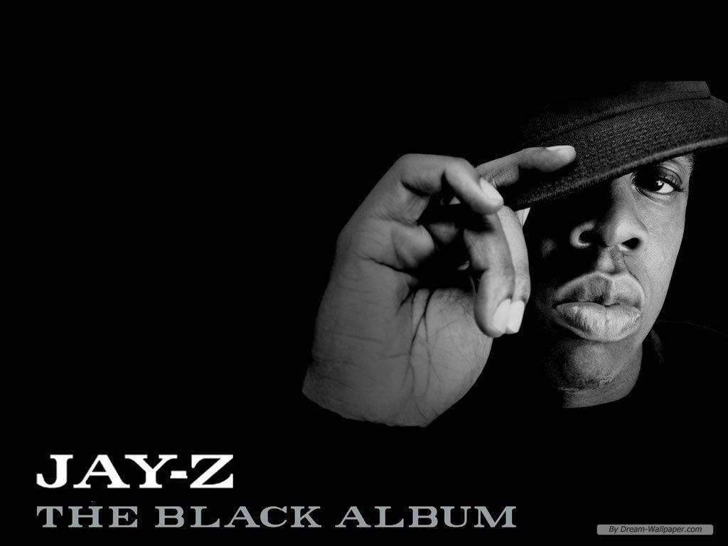 Jay-z 桌布 壁紙 — Jay-Z 以黑白風格，在深色背景下嚴肅地傾斜帽子。