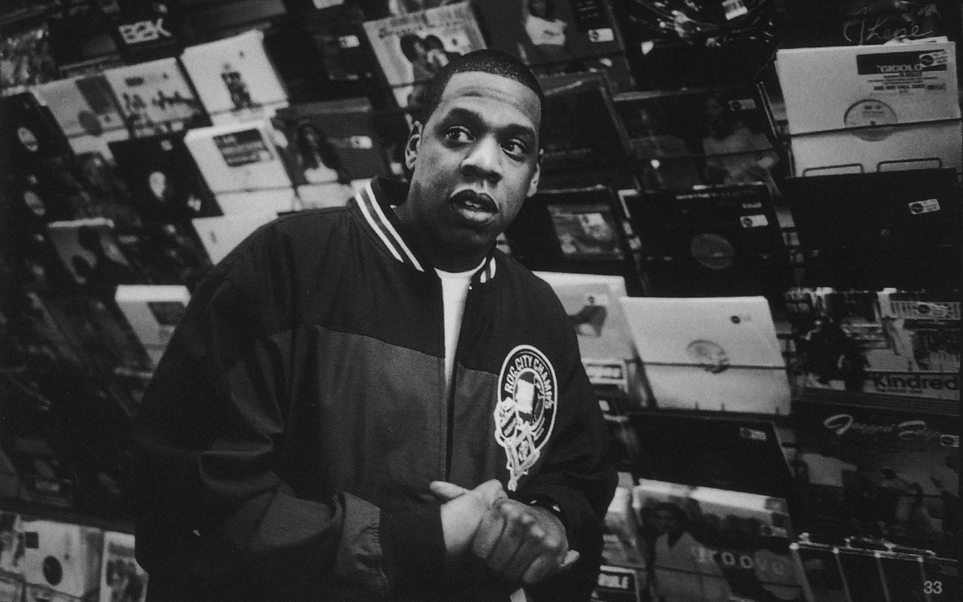 Jay-z 桌布 壁紙 — Jay Z 站在唱片店裡，被黑膠唱片包圍，一張引人注目的黑白照片。