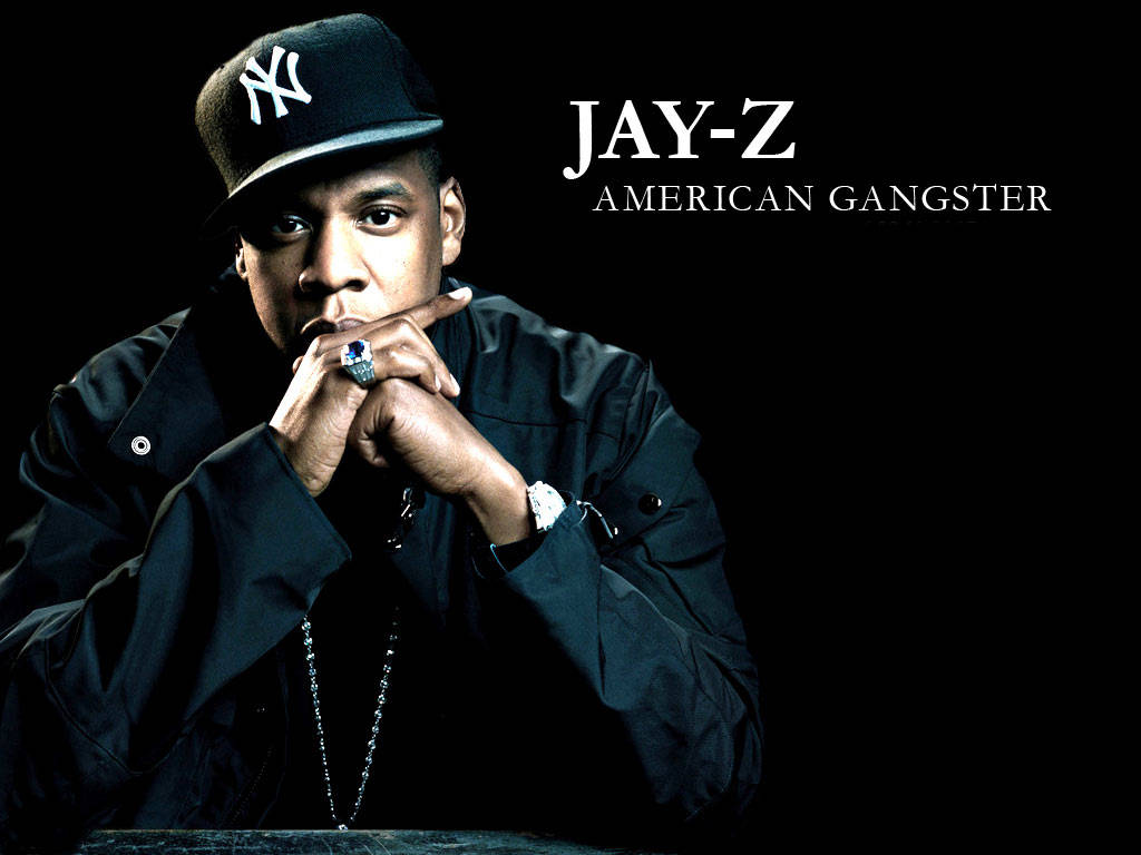 90s Rapper 桌布 壁紙 — Jay-Z 雙手交握，戴著NY帽，在純黑背景下凝視前方。