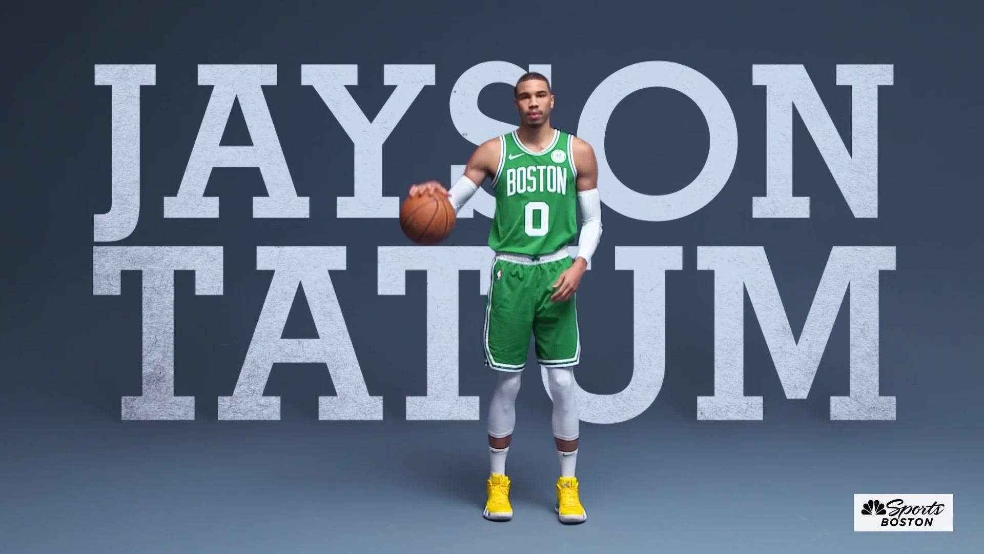 Jayson 桌布 壁紙 — Jayson Tatum 身穿波士頓塞爾提克綠色球衣，手持籃球，自信地站在大型紋理名字字母前。