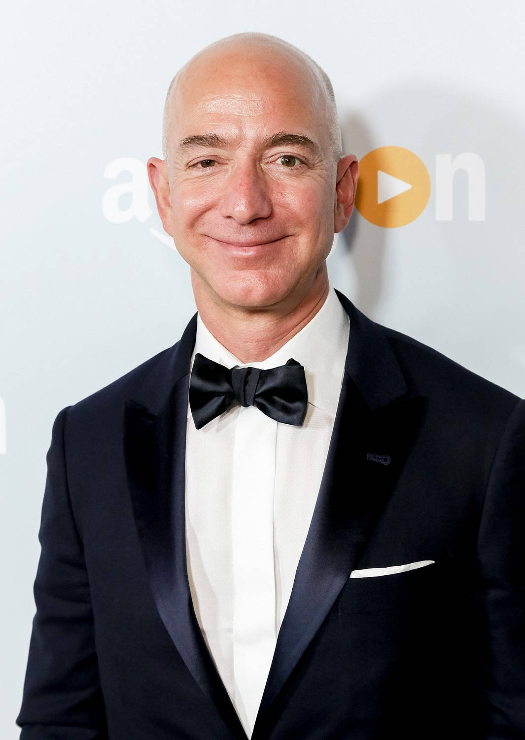 Jeff Bezos 在亞馬遜活動中穿著黑色燕尾服和蝴蝶結。 — Jordan clarkson 壁紙