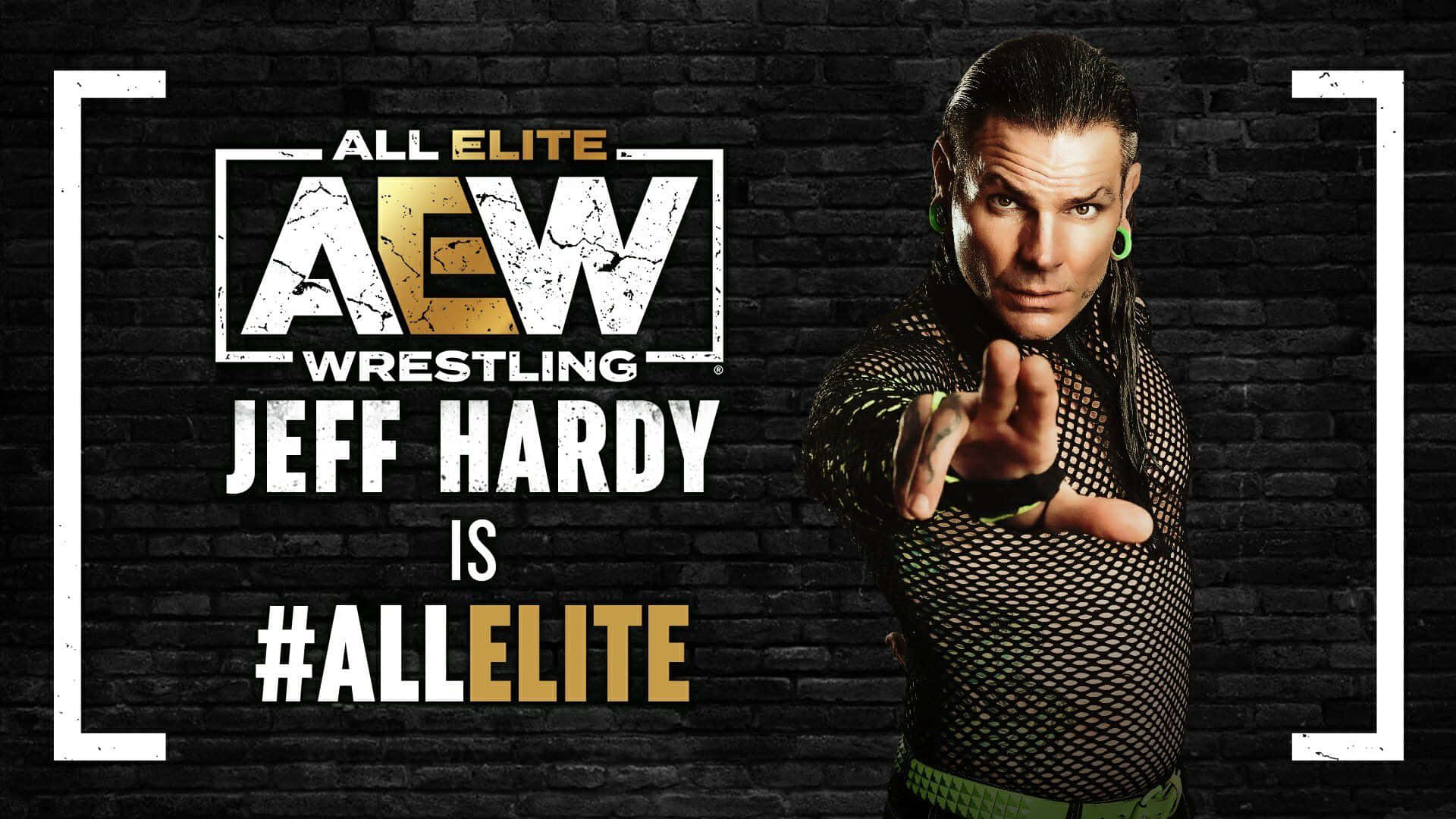 sport 桌布 壁紙 — Jeff Hardy 身穿黑色網狀服裝，在帶有 AEW Wrestling 品牌的深色磚牆前指向前方。