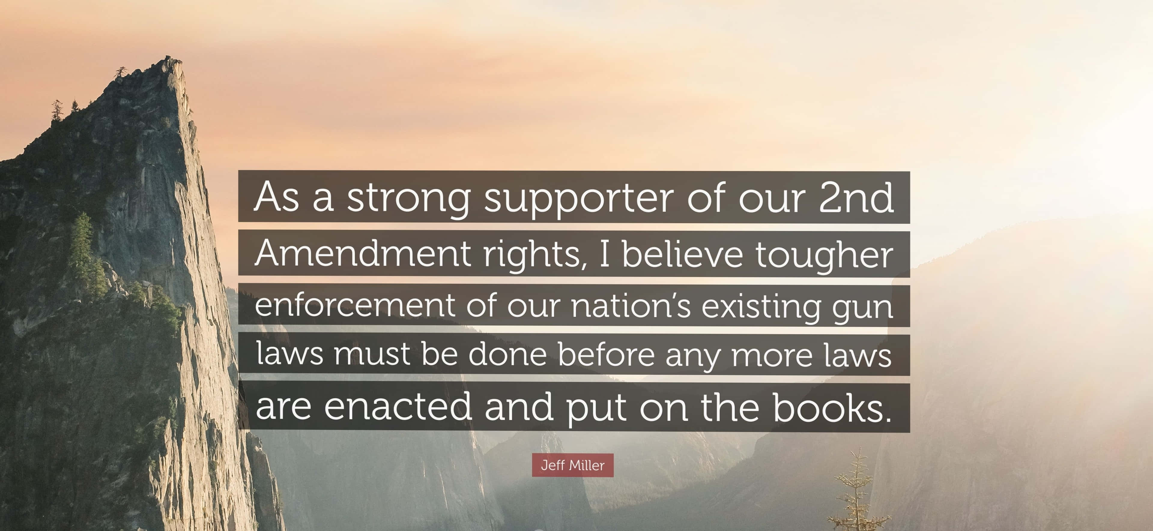 2nd Amendment 桌布 壁紙 — Jeff Miller 的一句名言覆蓋在日出時分薄霧籠罩的山景上，伴隨著溫暖的金色光芒。
