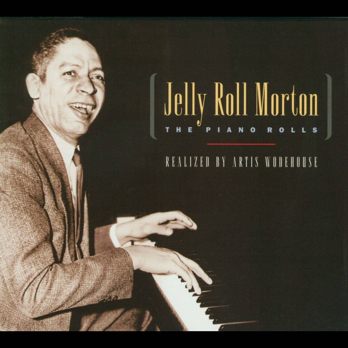 Musical Instrument 桌布 壁紙 — Jelly Roll Morton 在復古棕褐色調肖像照中溫暖微笑彈奏鋼琴，並帶有文字疊加。