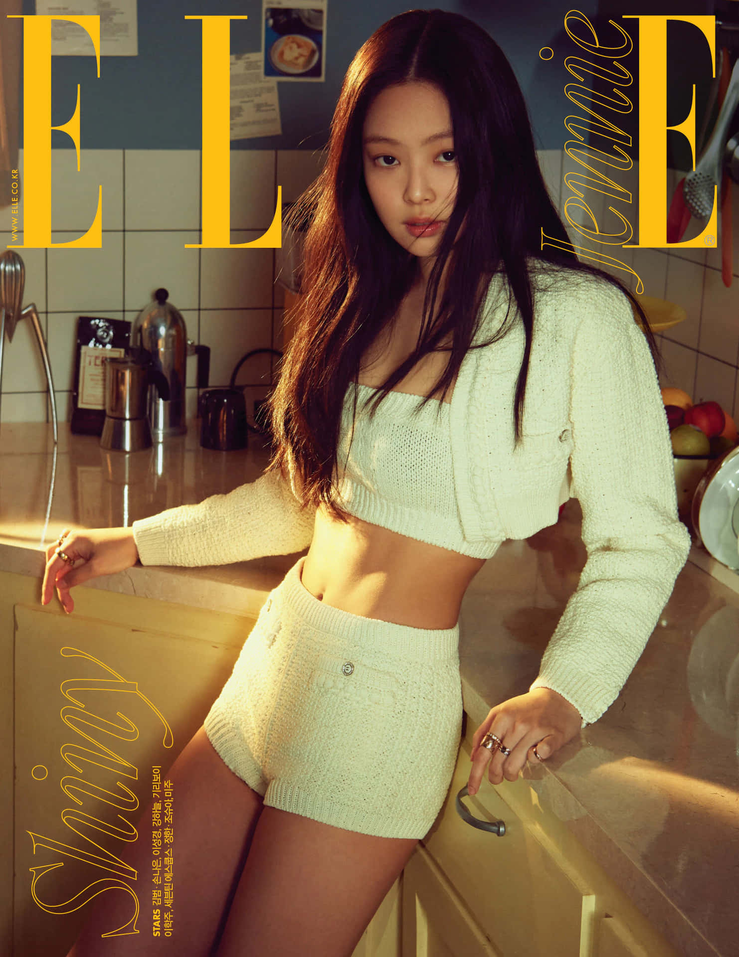 Jennie 身穿奶油色針織服裝在時尚的廚房裡擺姿勢。 — Jennie 壁紙