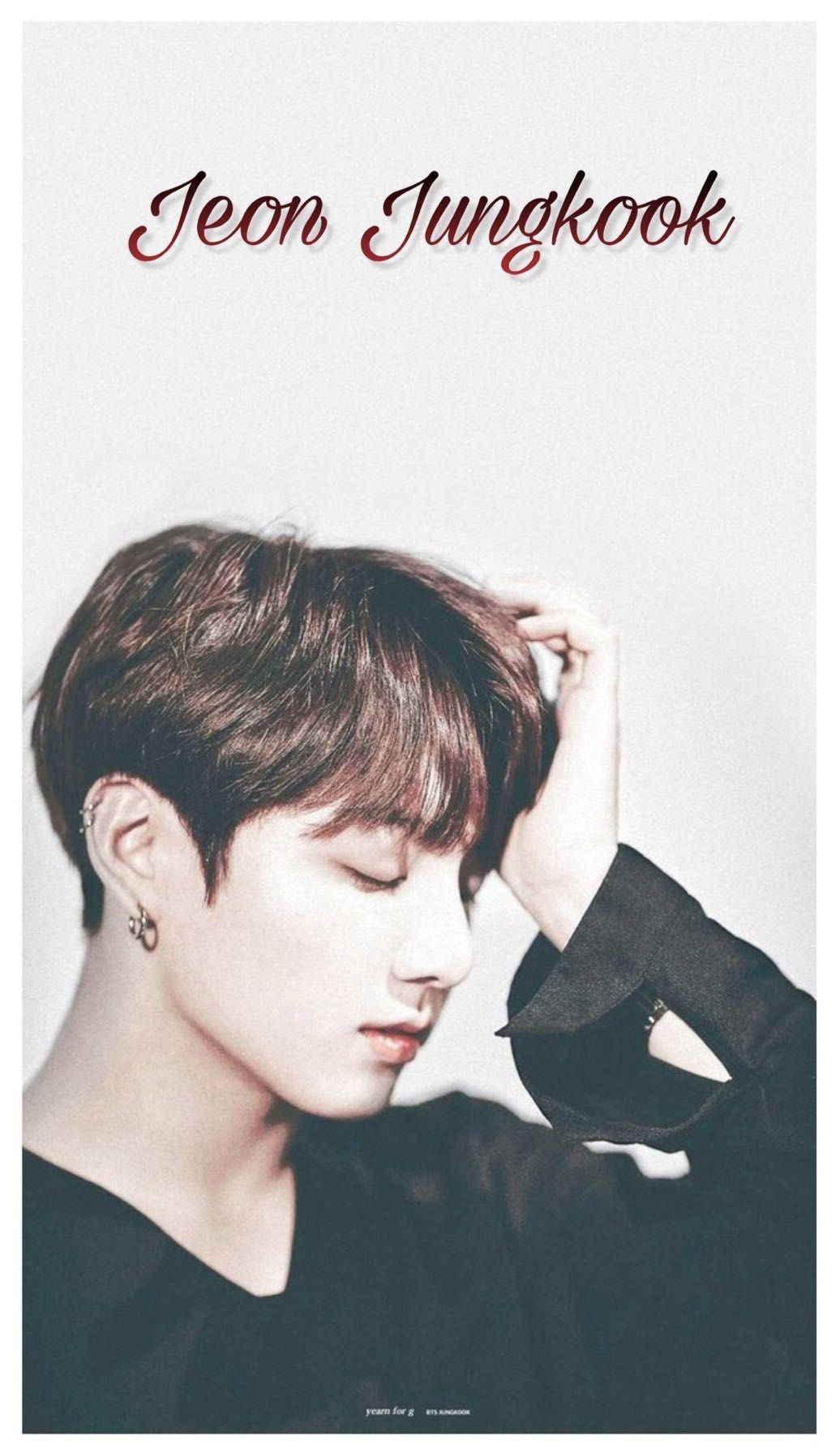 Jungkook Aesthetic 桌布 壁紙 — Jeon Jungkook 的閉眼特寫肖像，手輕觸頭髮，身穿黑色衣服和耳環，背景簡潔。