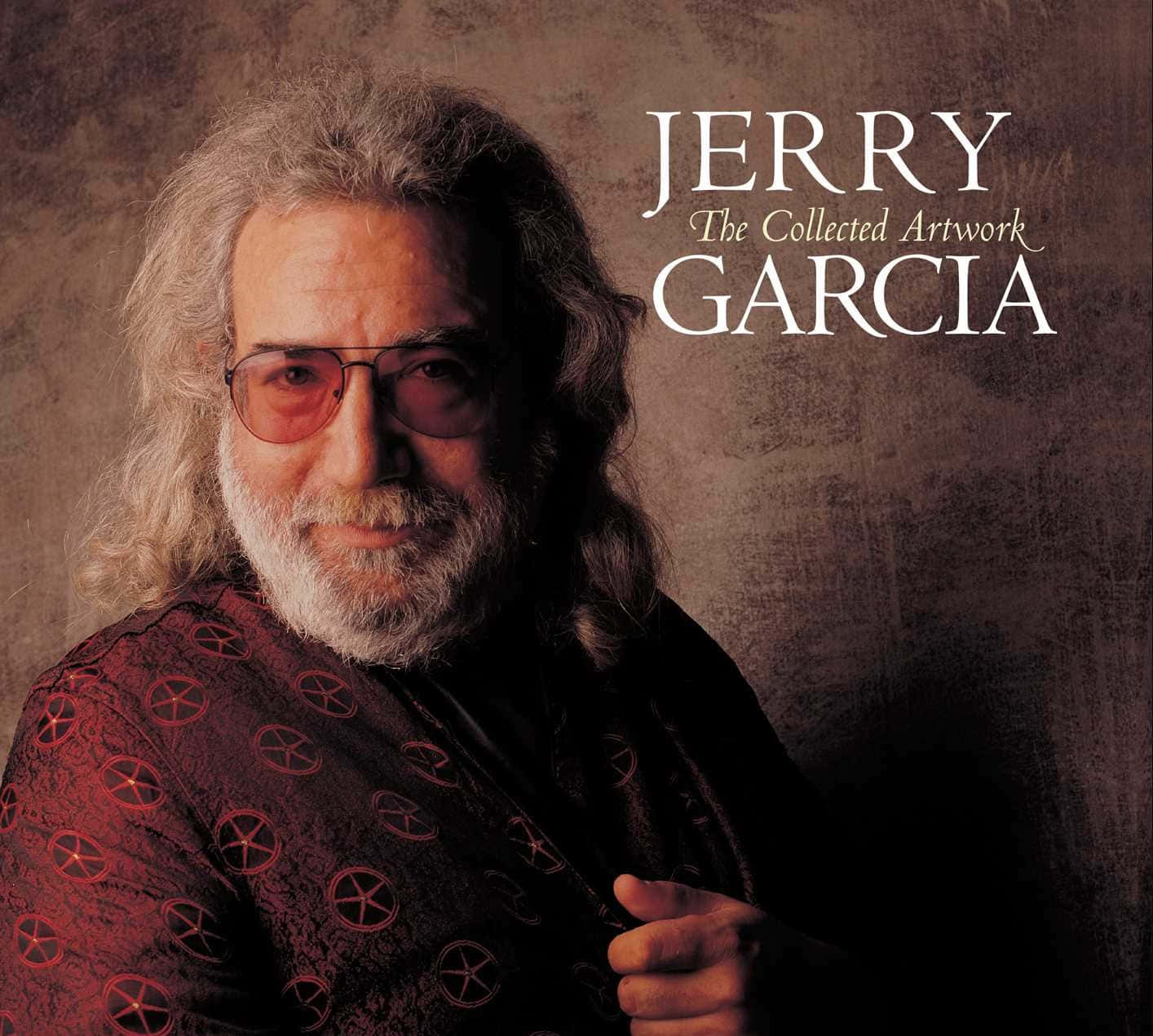  壁紙 — Jerry Garcia 留著灰色長髮，戴著眼鏡，在帶紋理的棕色背景前微笑，身穿圖案紅色襯衫。