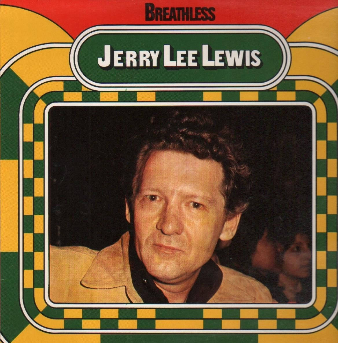 Jerry Lee Lewis 桌布 壁紙 — Jerry Lee Lewis 從一個復古專輯封面中凝視著，該封面由大膽的綠色、黃色和紅色幾何圖案框住。