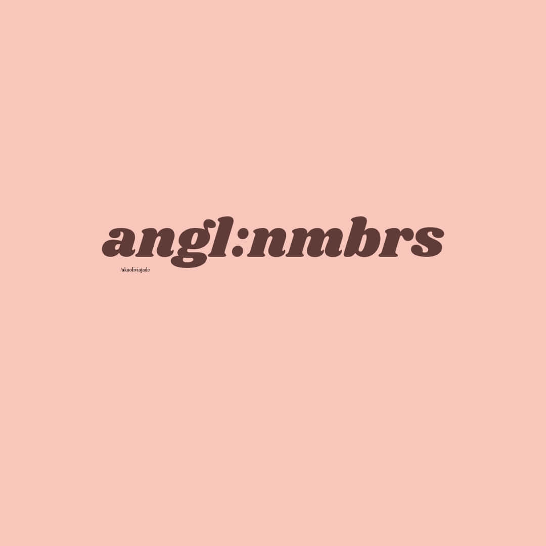  壁紙 — 極簡字體桌布，粗體棕色文字「angl:nmbrs」居中於柔和蜜桃色背景上。