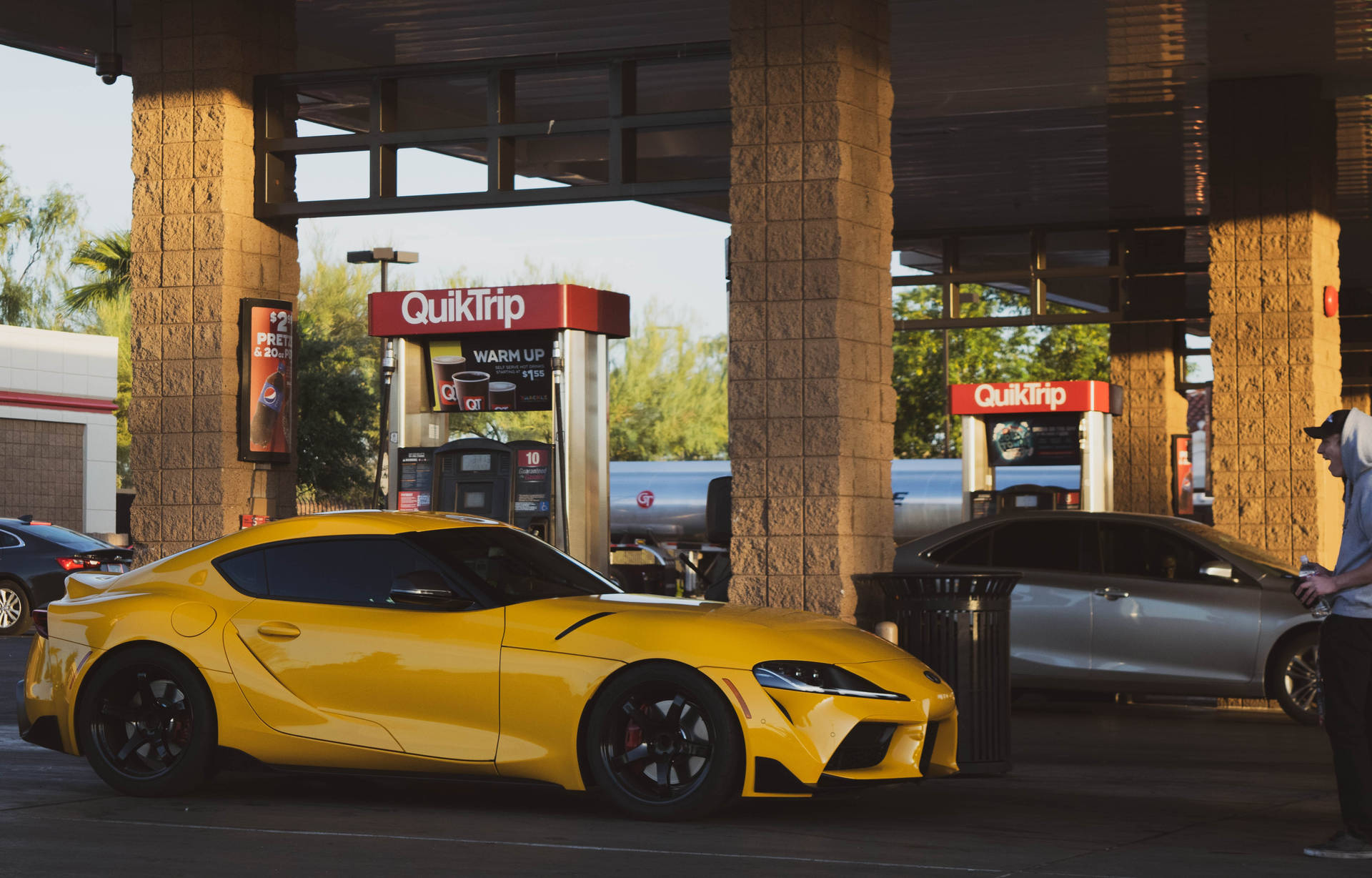 加油站的黃色跑車，金色光線 — Toyota Supra 壁紙