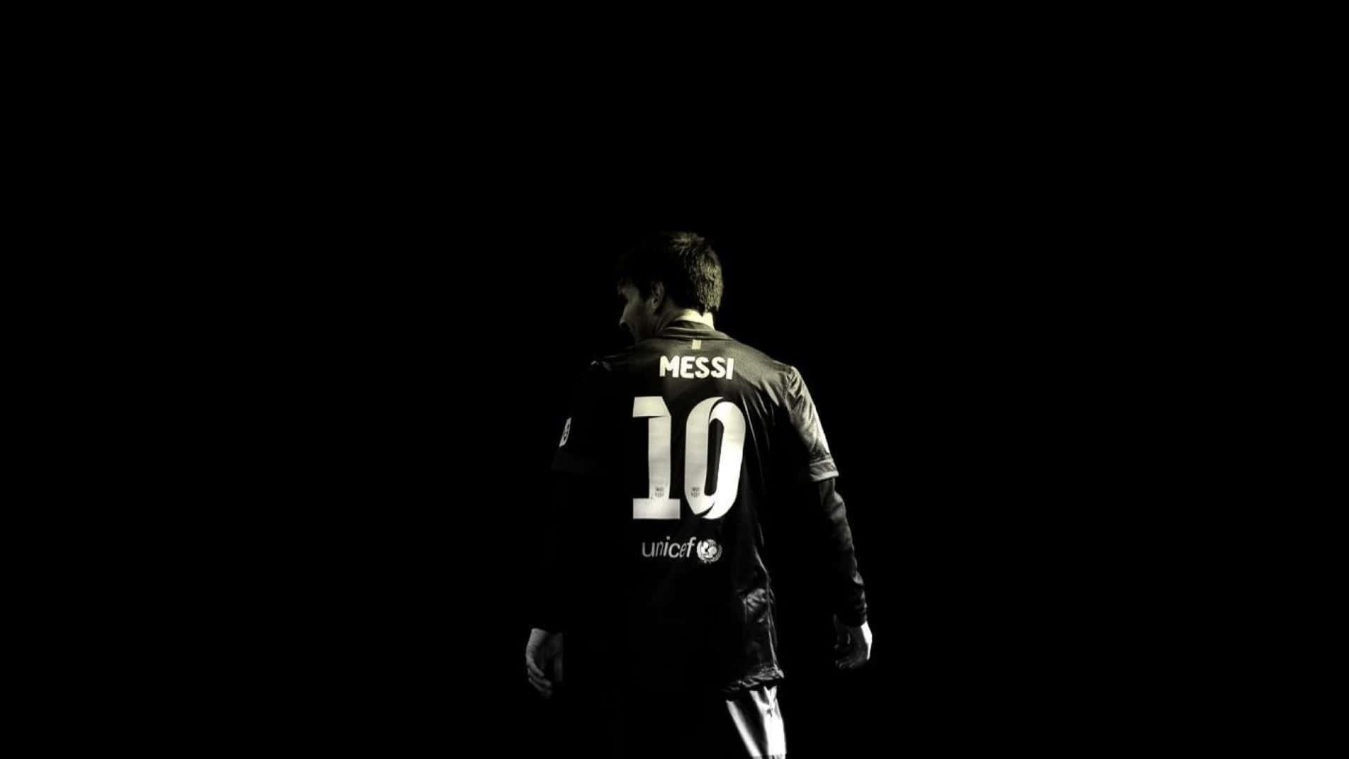  壁紙 — 一個剪影足球員穿著黑色球衣，上面有白色的 'MESSI' 和號碼 '10'，獨自站在漆黑背景前。