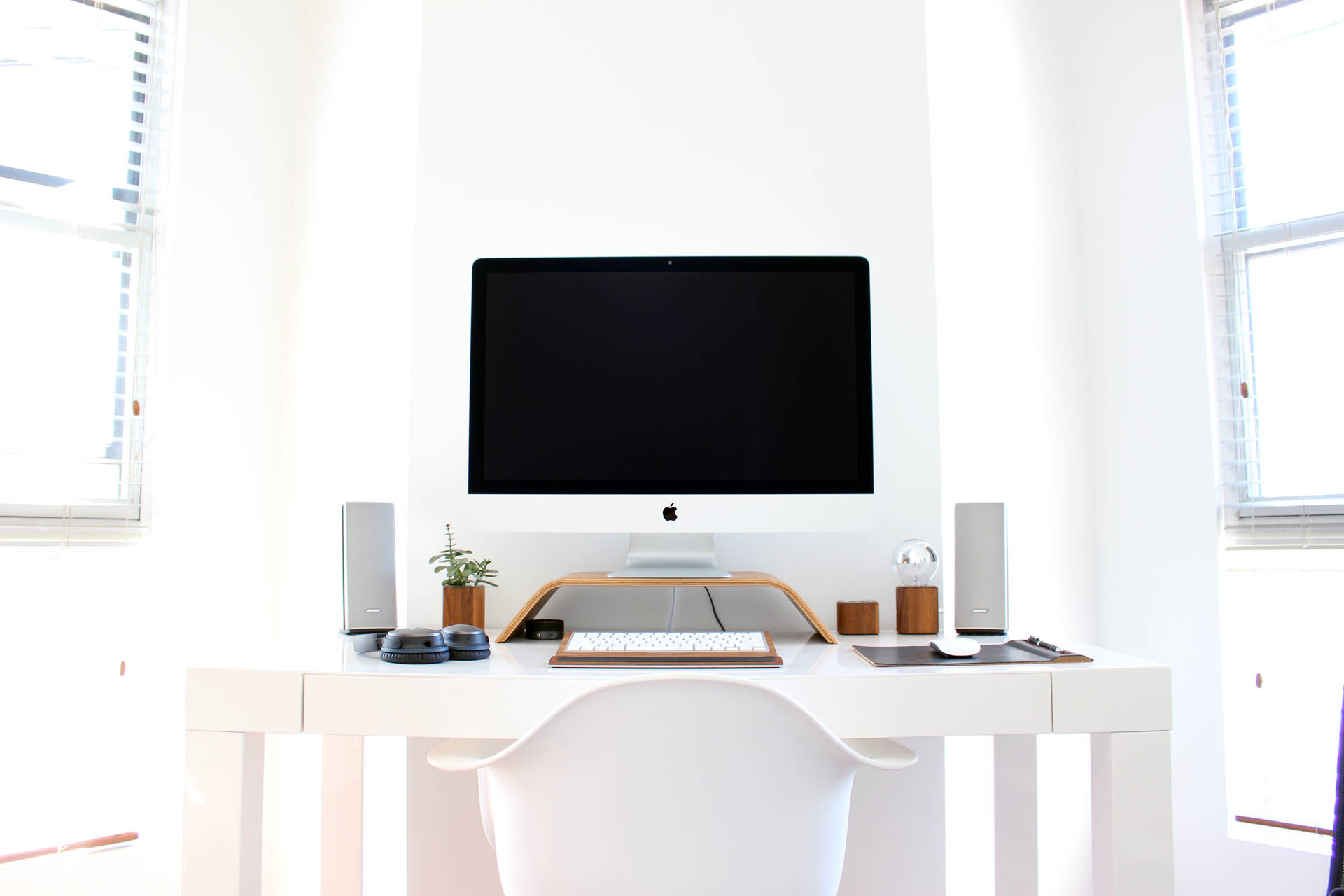 簡約白色家庭辦公室，配備 iMac 和自然光 — Valorant電腦壁紙 壁紙