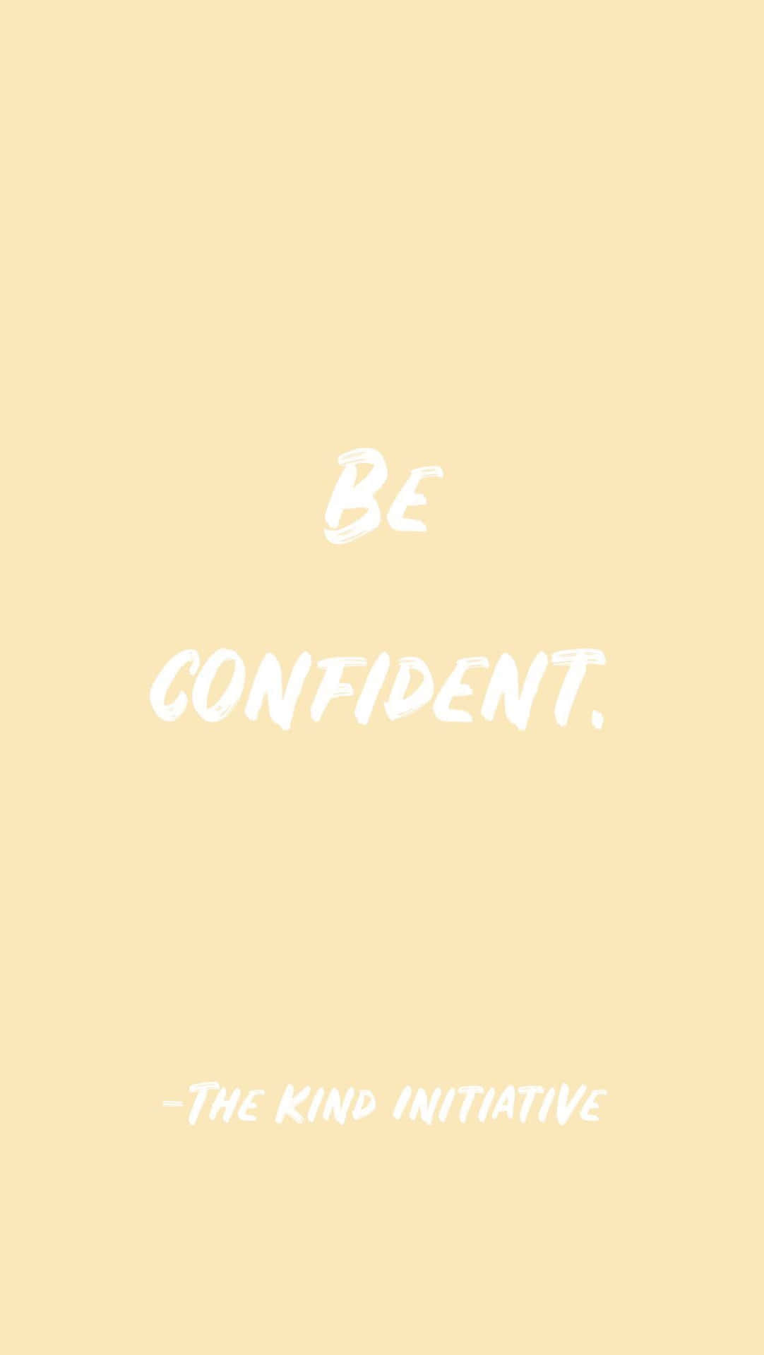 勵志名言「Be Confident」以白色刷筆字體寫在淡黃色背景上。 — Pastel 壁紙
