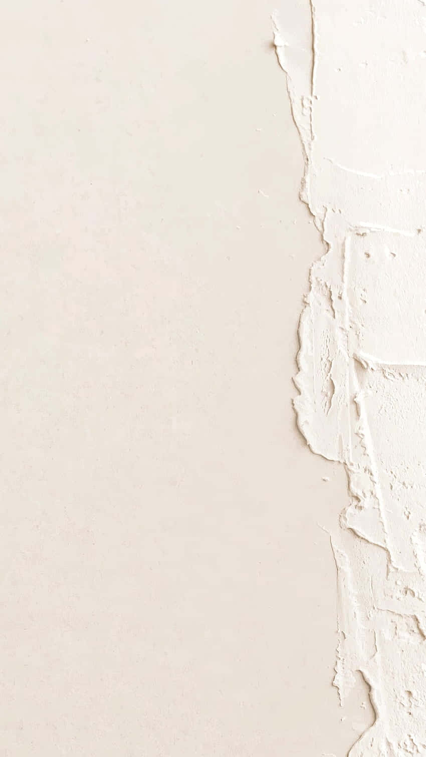 Plain Beige 桌布 壁紙 — 一面簡約風格的牆壁，帶有奶油色米色油漆和垂直延伸的紋理白色石膏邊緣。