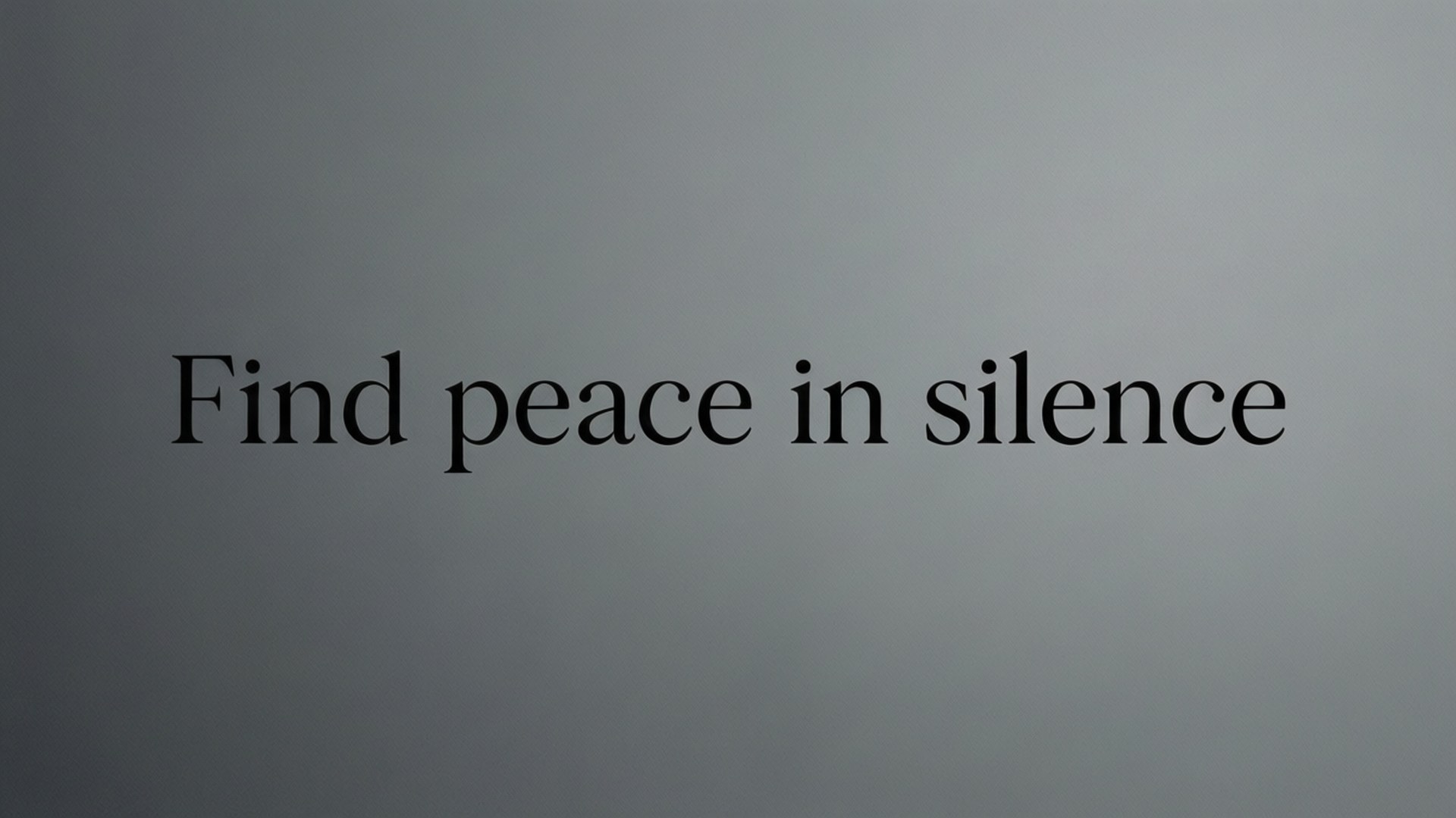 Silence Typography 壁紙 — 簡約灰色背景，中央黑色襯線文字寫著「在寂靜中尋找平靜」。