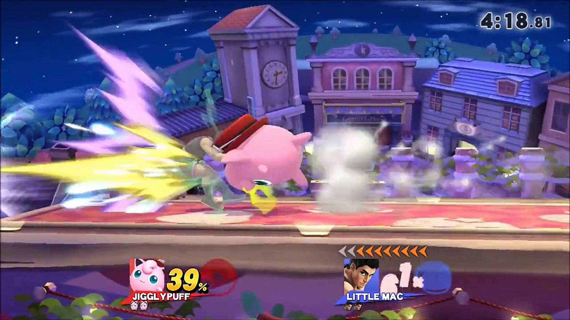 Jigglypuff 桌布 壁紙 — Jigglypuff 在一個有鐘樓和房屋的充滿活力的夜間 Smash Bros. 舞台上對 Little Mac 發動火焰攻擊。