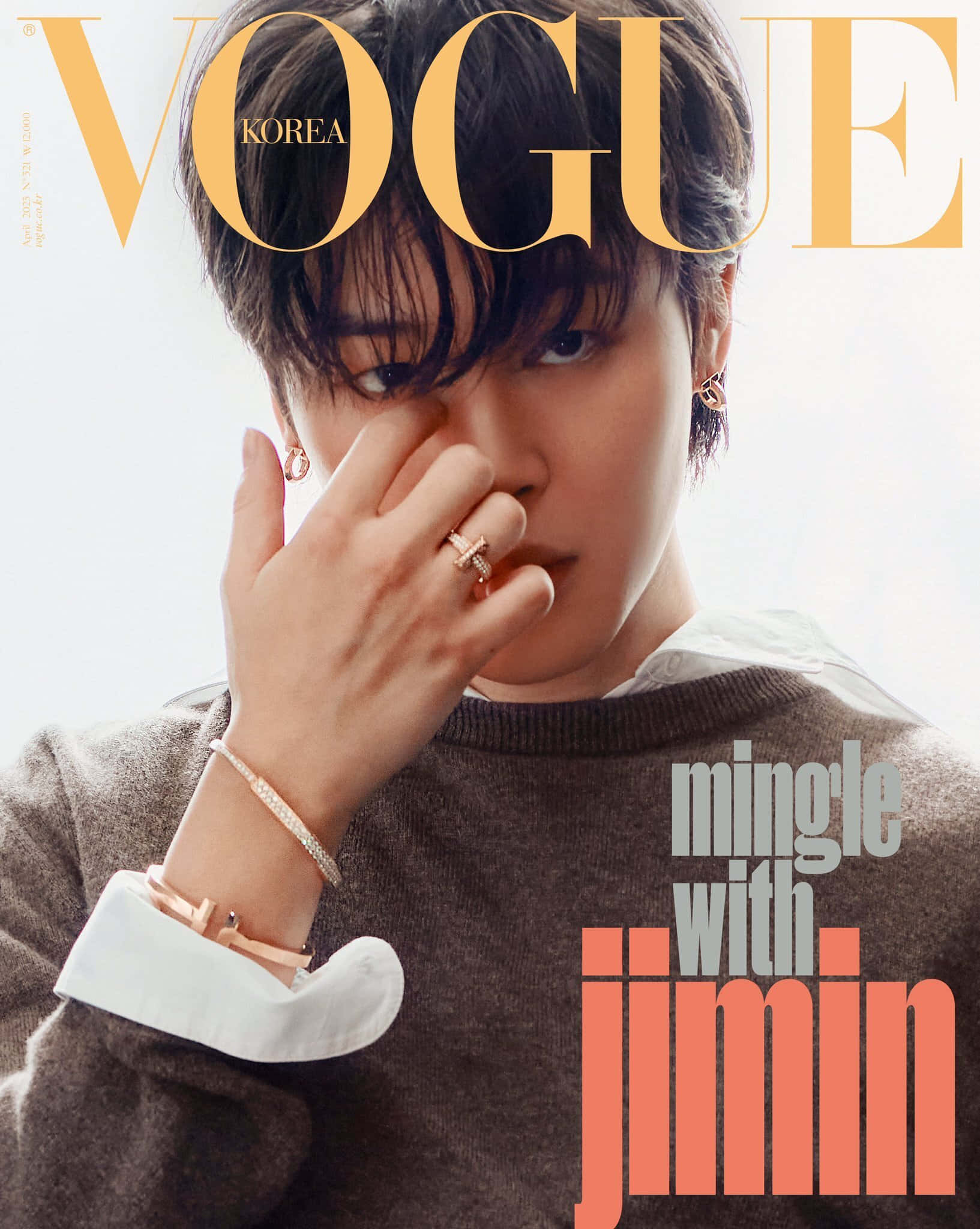 智旻 桌布 壁紙 — Jimin 在 Vogue Korea 封面上的時尚肖像，手靠近臉部，佩戴奢華珠寶和分層毛衣。