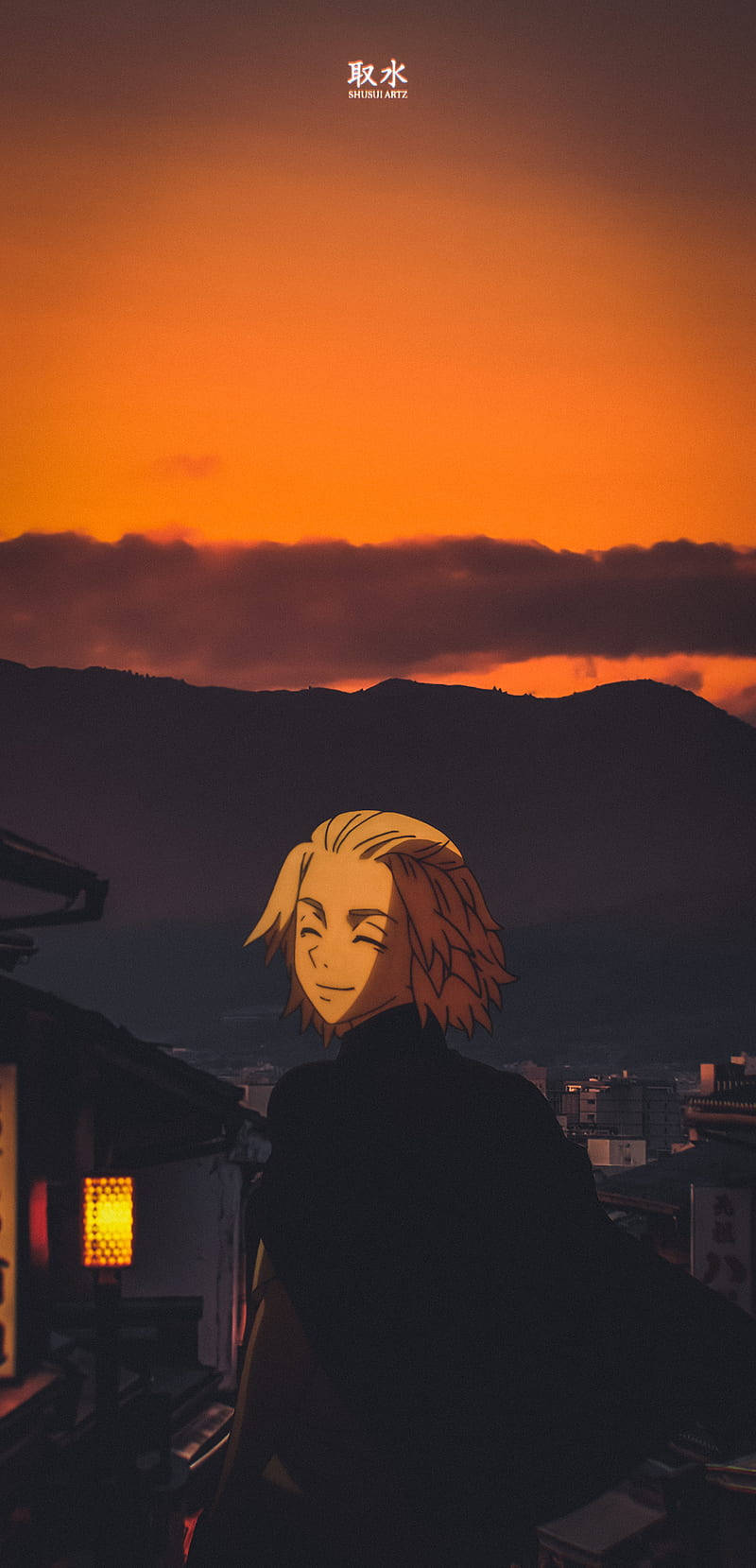 動漫角色在夕陽下微笑，背景是山脈和城市屋頂。 — Mikey Tokyo Revengers 壁紙