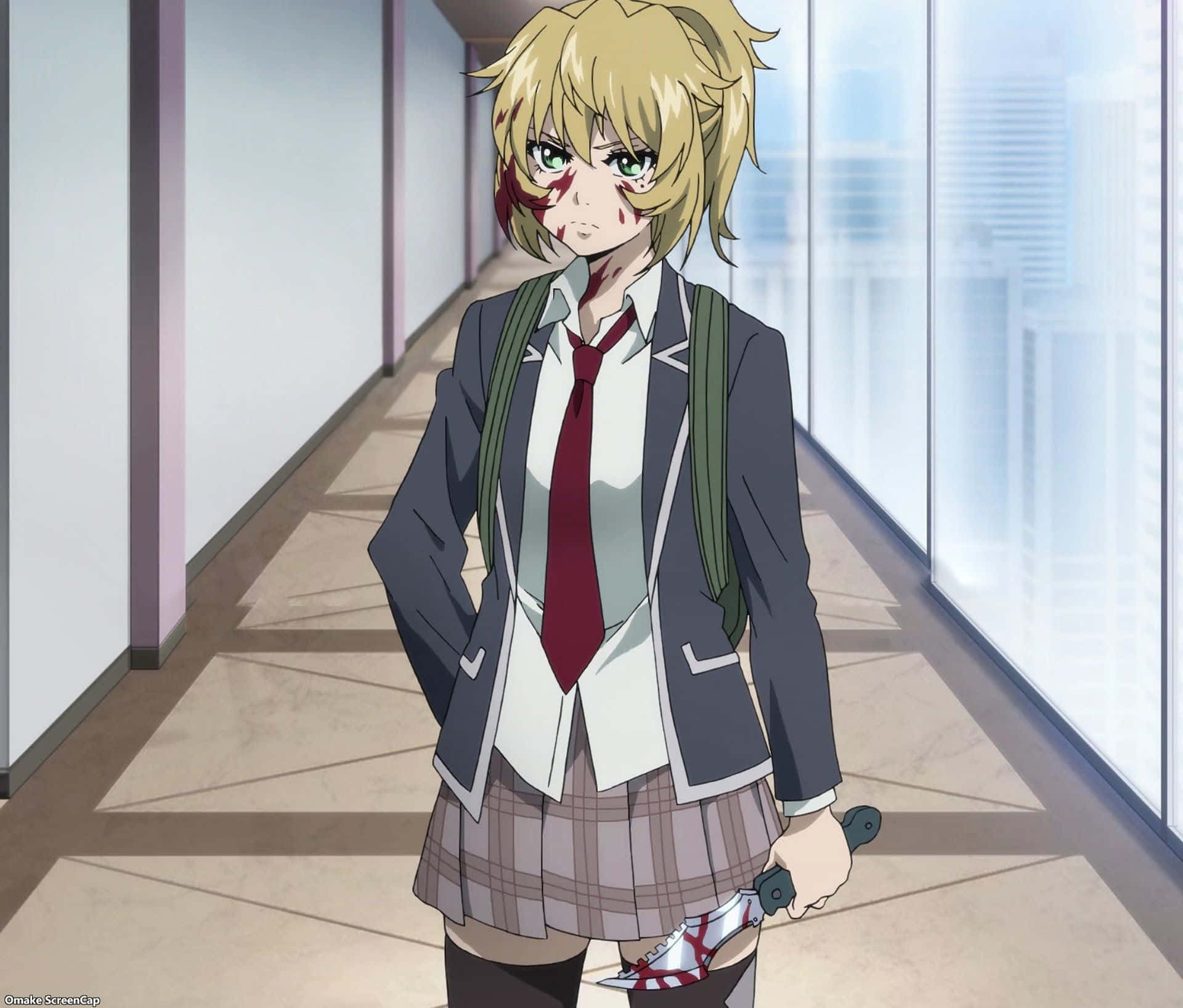 Mayuko Nise 桌布 壁紙 — 一個金髮動漫女孩穿著血跡斑斑的校服，站在現代走廊裡，手持一把血淋淋的刀。