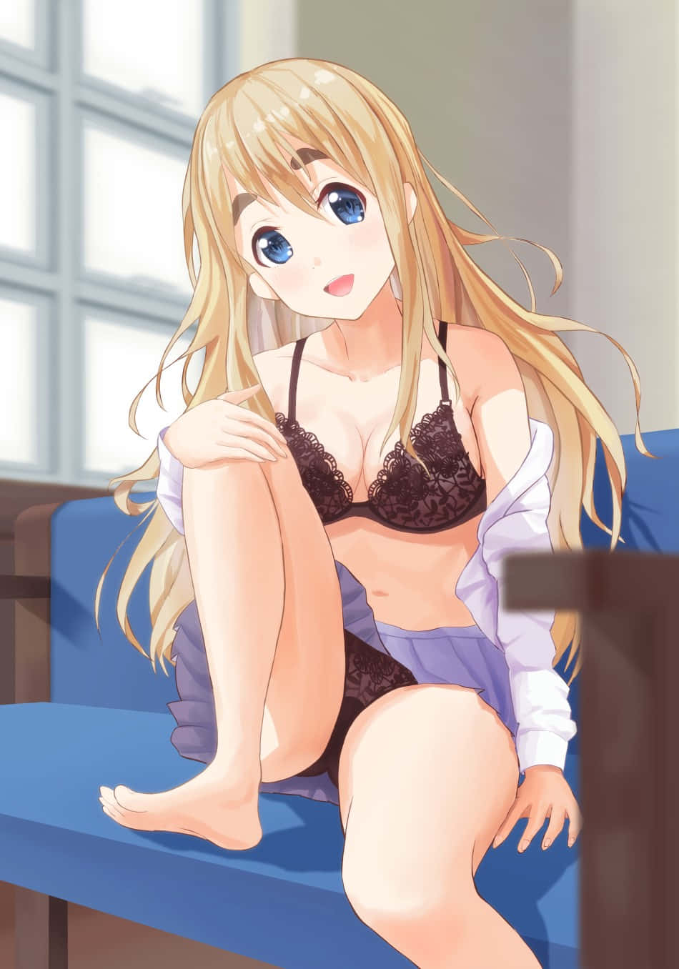 Tsumugi Kotobuki 桌布 壁紙 — 一位金髮藍眼的動漫女孩坐在藍色沙發上，穿著黑色蕾絲內衣和白色襯衫。