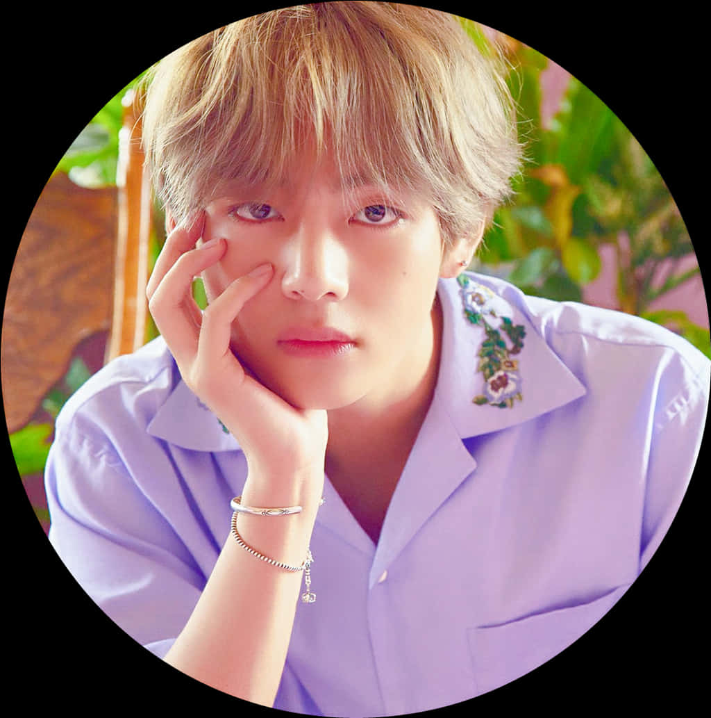 金髮年輕男子身穿薰衣草色襯衫，室內手托下巴。 — Bts 壁紙