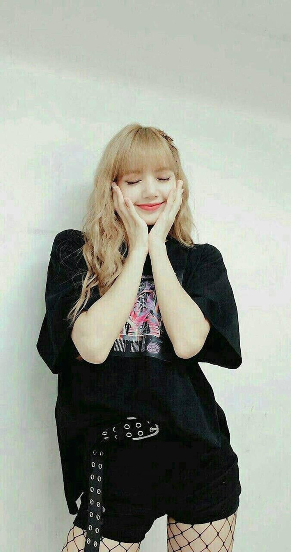 金髮年輕女性微笑著用手捧著臉。 — Blackpink 壁紙