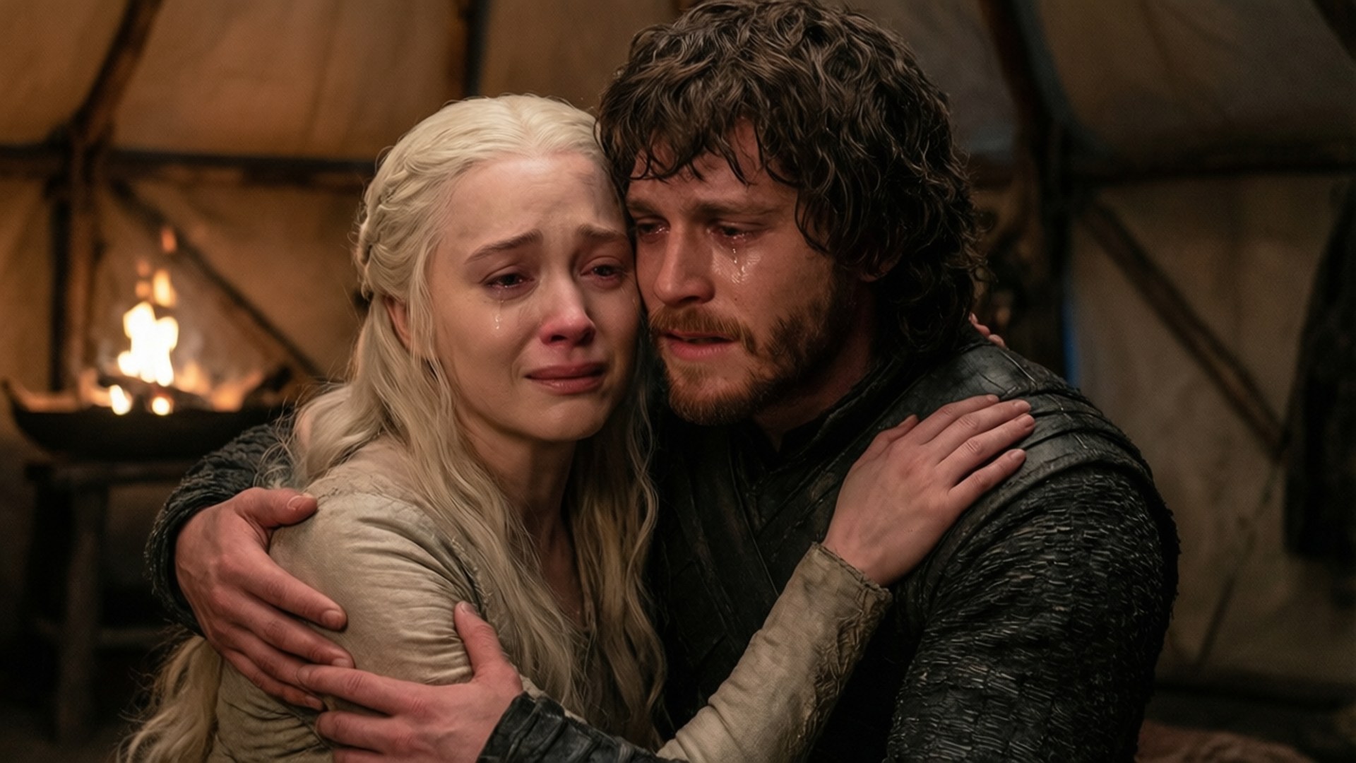 Jon and Daenerys Embrace 壁紙 — 一位金髮女郎和一位鬍鬚男在昏暗的帳篷中緊緊擁抱，背景有火燃燒。