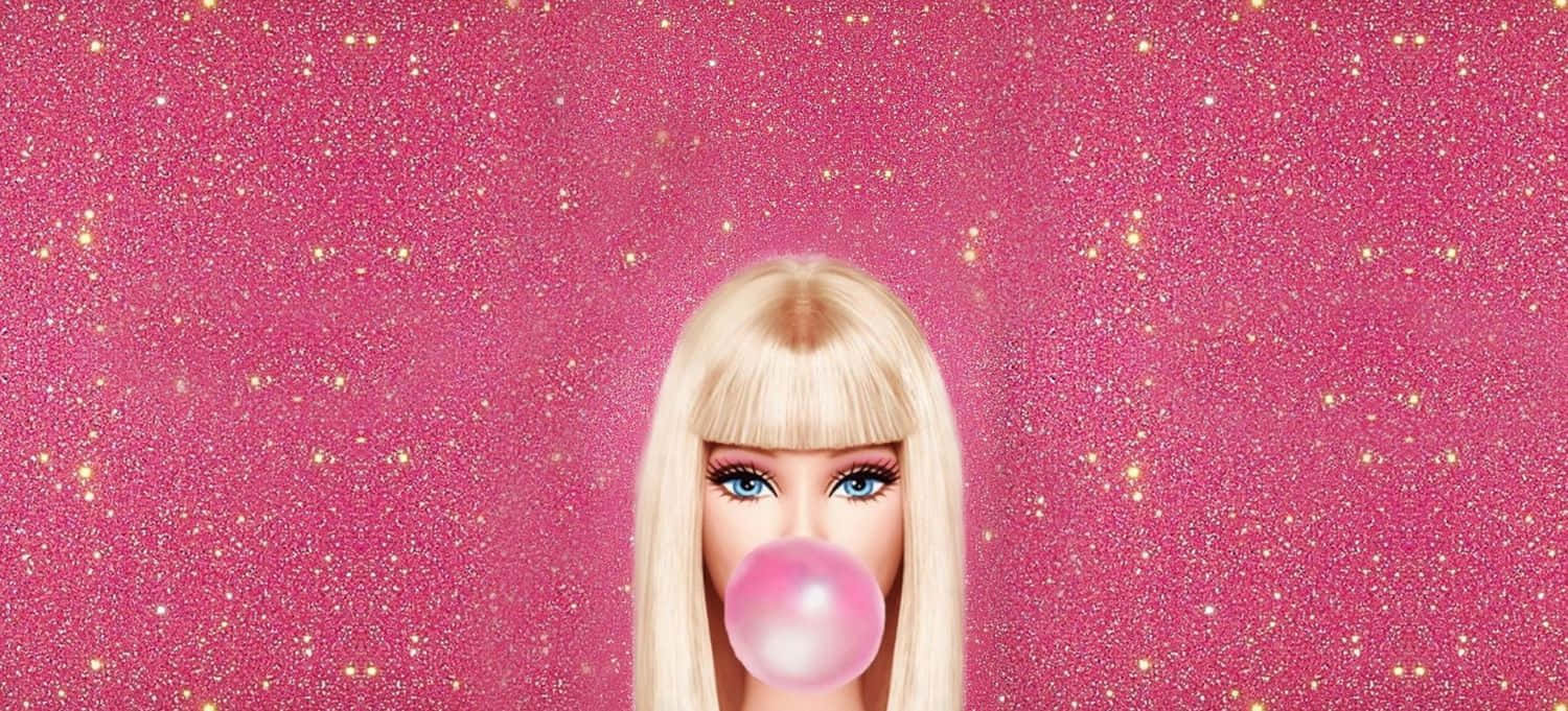 Glitter Barbie Aesthetic 桌布 壁紙 — 一個藍眼睛的金髮娃娃在閃閃發光的粉紅色亮粉背景上吹出粉紅色泡泡糖泡泡。