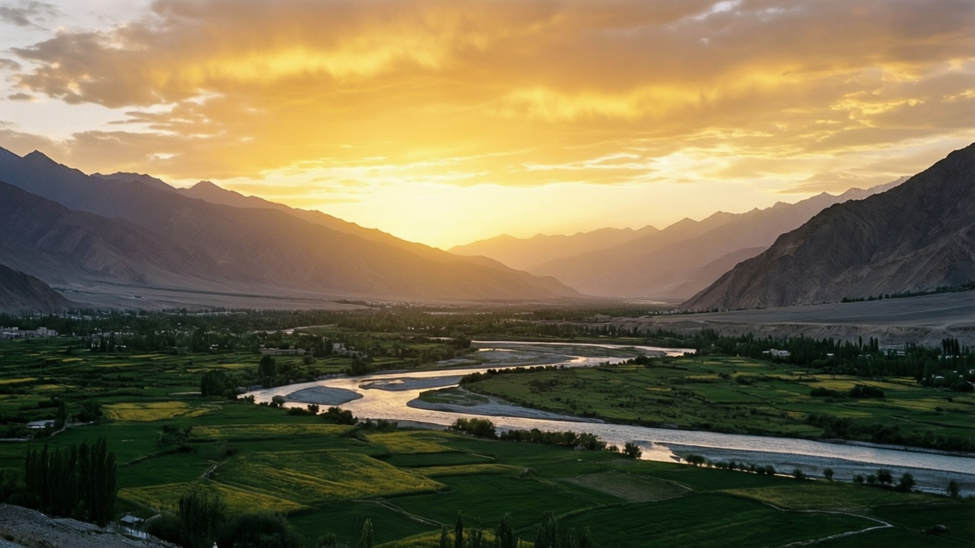 Panjshir Valley Sunset 壁紙 — 金色的夕陽照耀著蜿蜒的河流，流經鬱鬱蔥蔥的綠色山谷，兩旁是崎嶇的山脈。