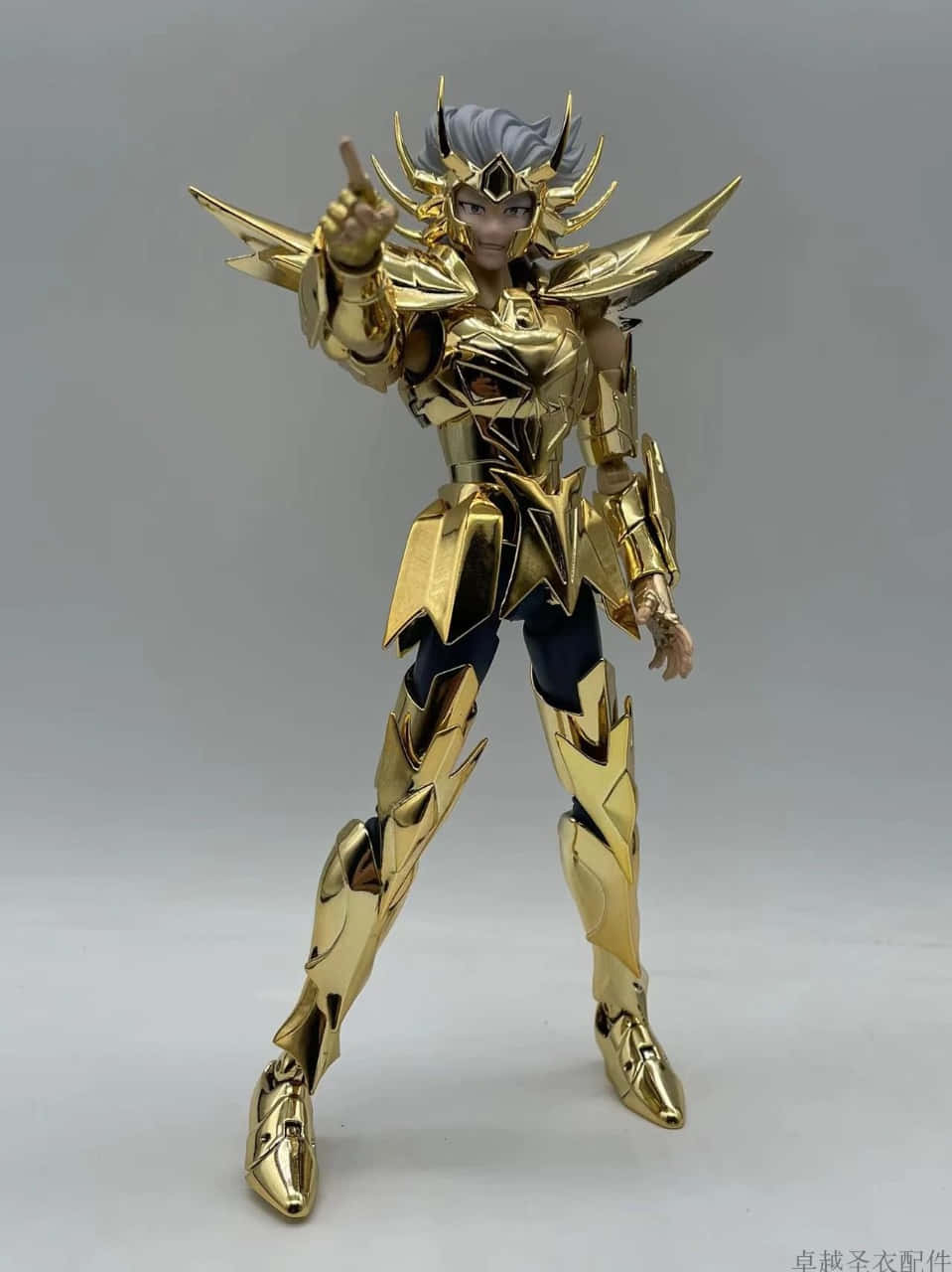 Saint Seiya Cancer Deathmask 桌布 壁紙 — 一個細節豐富的金色盔甲動作人偶，銀色頭髮，尖頭盔，在純灰色背景上擺出動態姿勢。