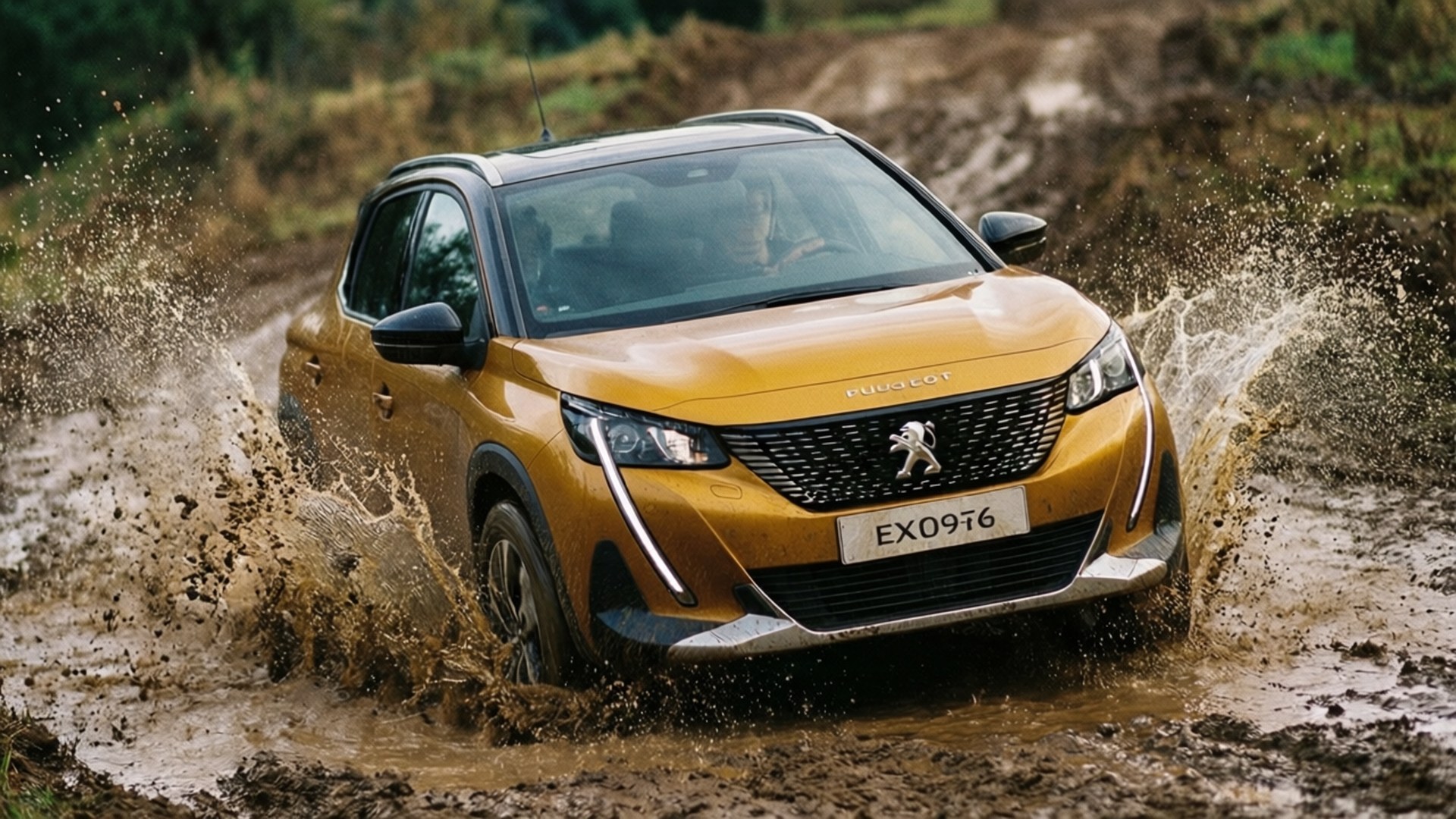 Off-Road 2008 壁紙 — 一輛金色Peugeot SUV在厚泥中強力行駛，在森林小徑上濺起棕色水花。