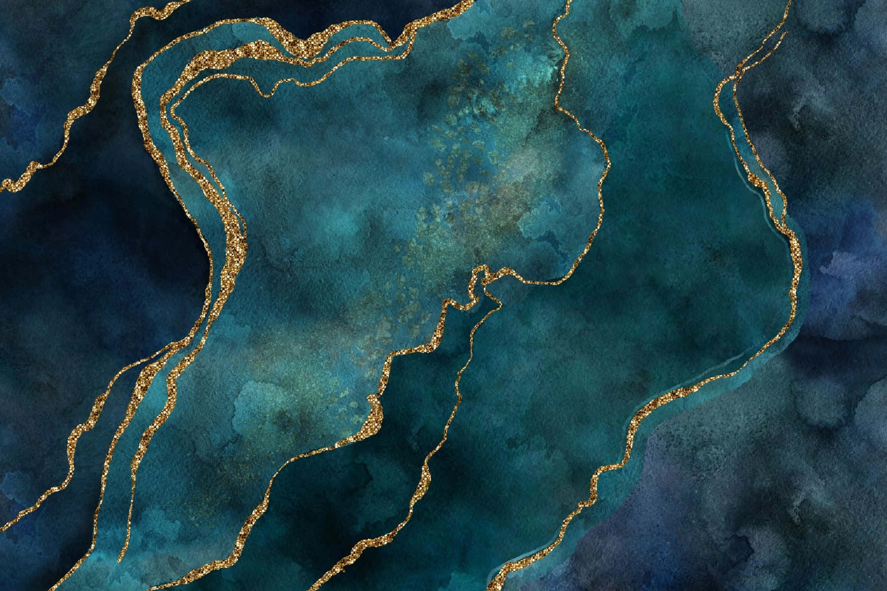  壁紙 — 金色閃粉河流穿過深藍綠色和深海軍藍的水彩洗滌，形成抽象構圖。