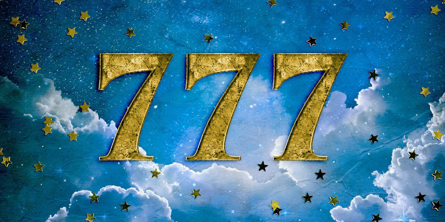  壁紙 — 金色數字777漂浮在滿天星斗的藍天中，有蓬鬆的雲朵和散落的星星。