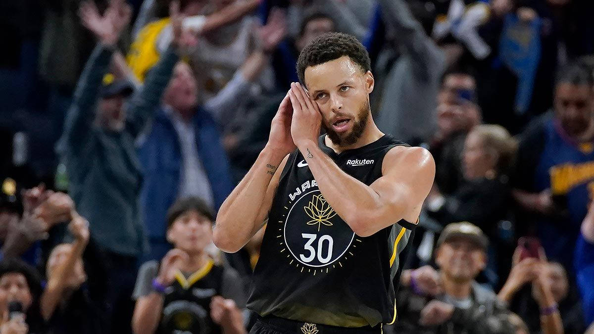 史蒂芬柯瑞在籃球比賽中拍手，球迷歡呼。 — NBA 壁紙