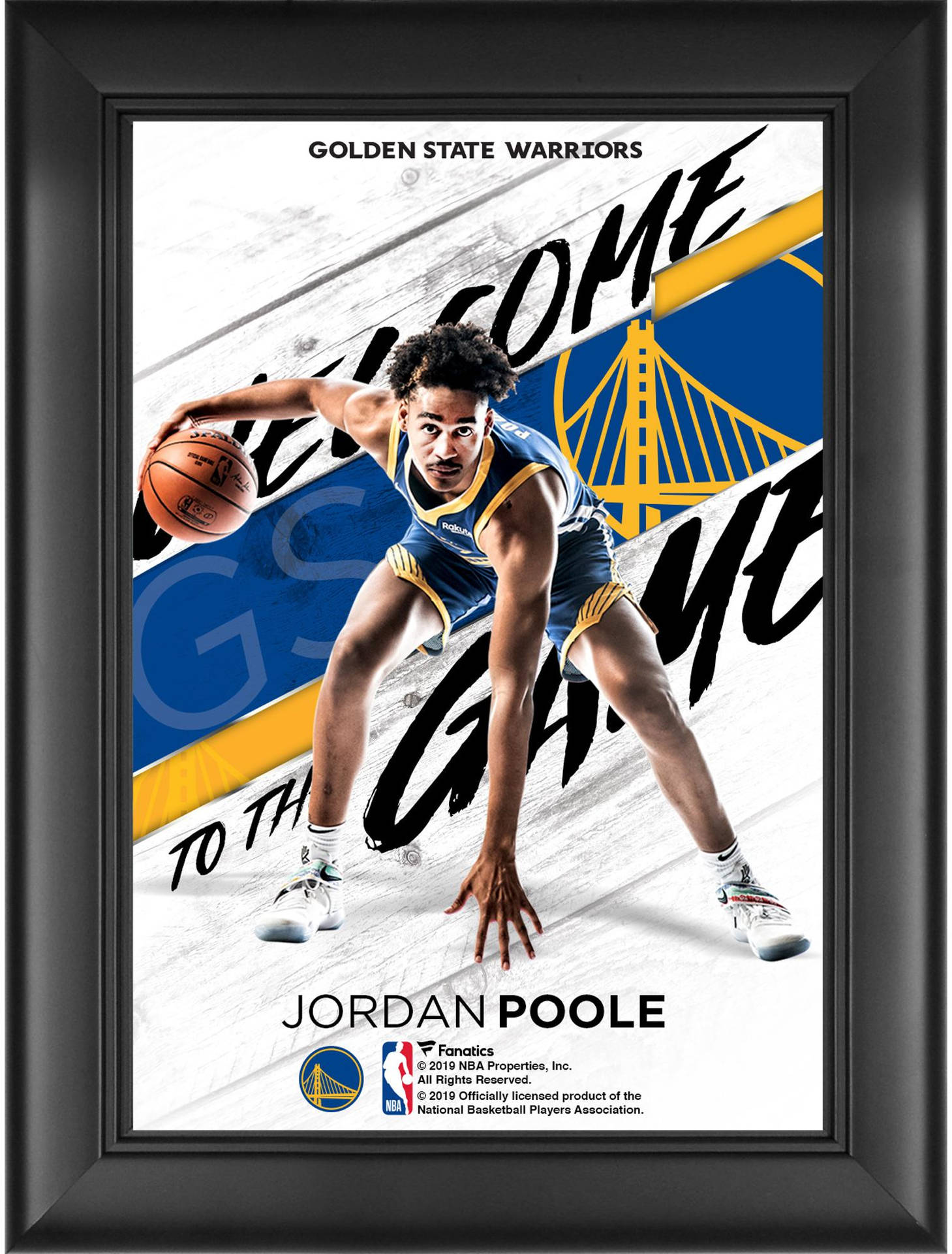 籃球運動員Jordan Poole身穿金州勇士隊球衣在比賽中運球。 — Jordan Logo 壁紙