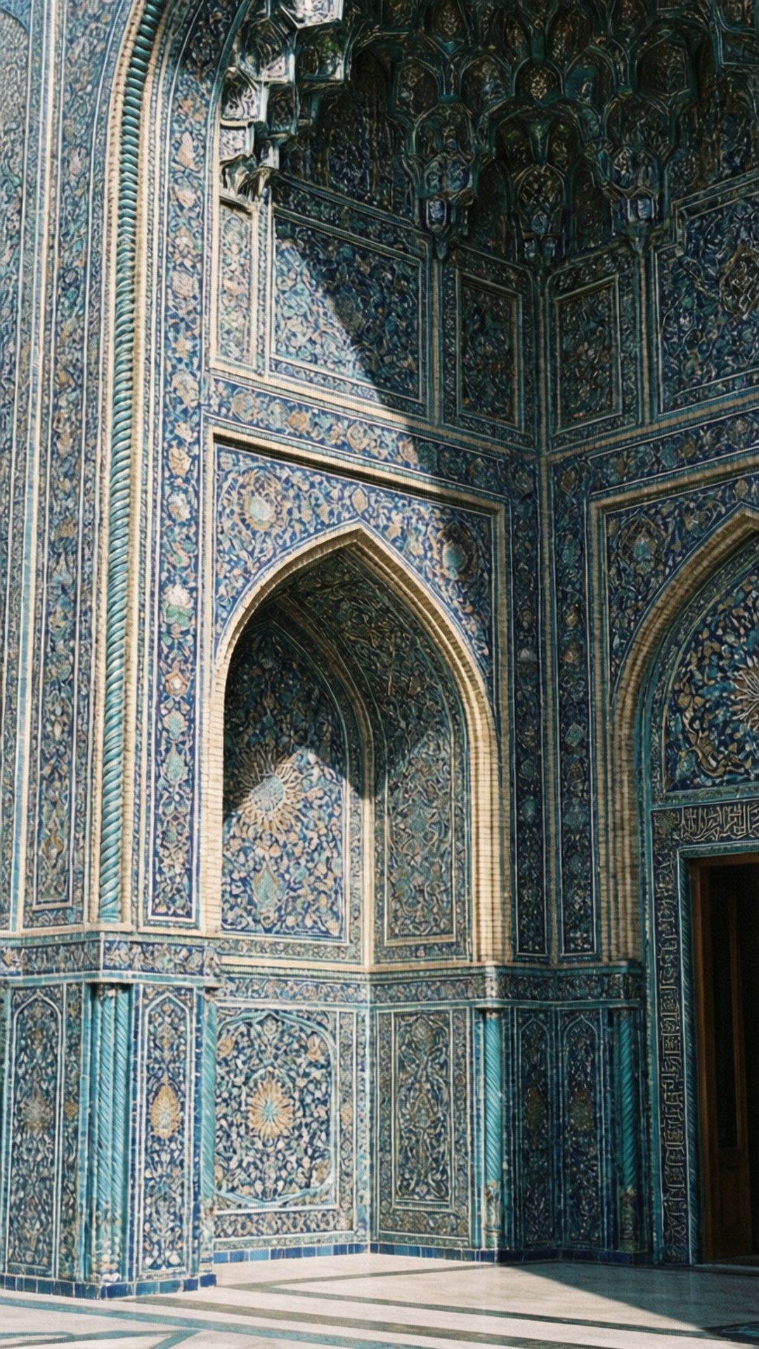 National Mosque Detail 壁紙 — 在明亮陽光下，一個精緻瓷磚鋪設的伊斯蘭拱門，帶有深藍色和金色的幾何及花卉圖案。