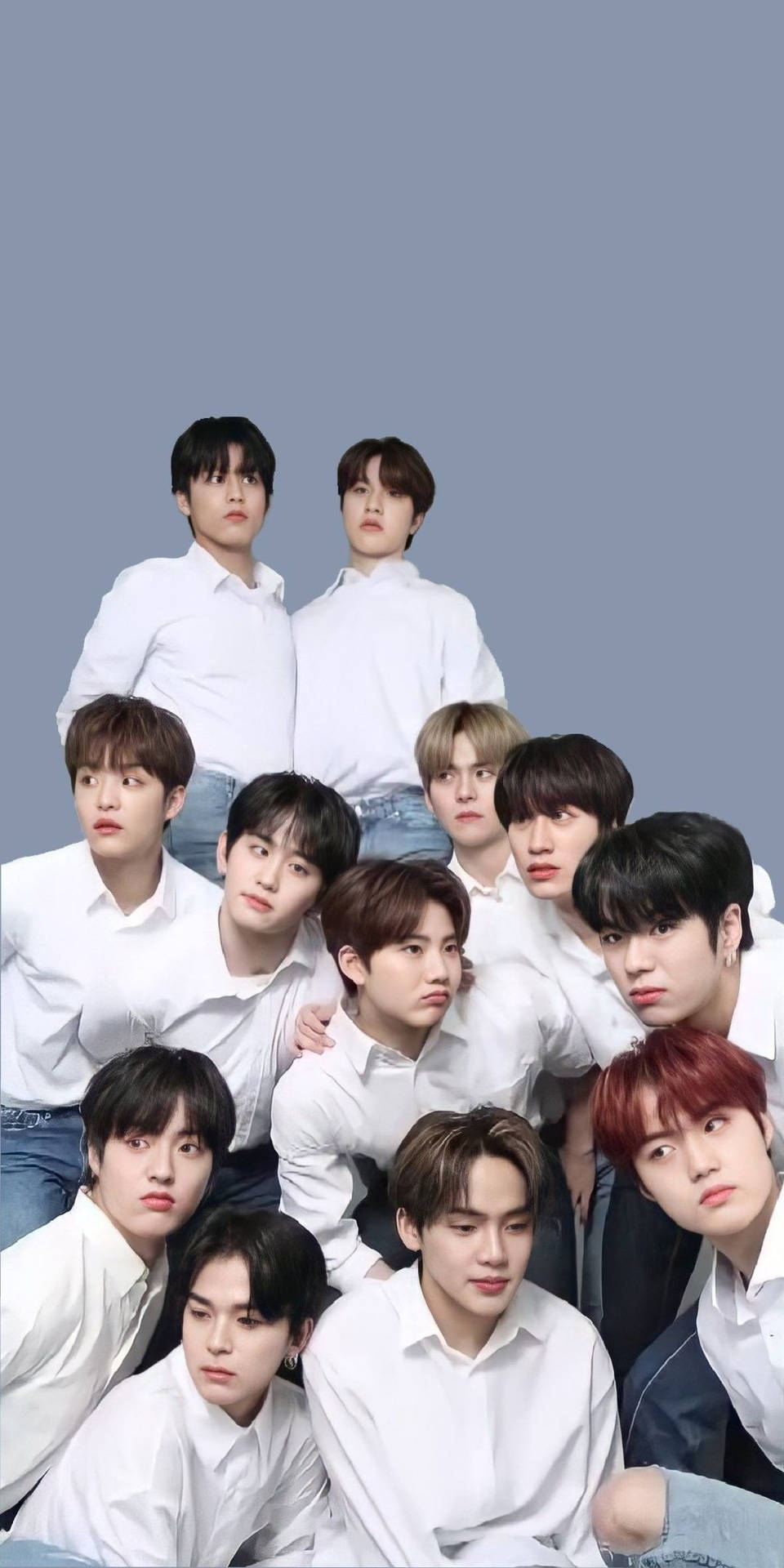 九名身穿白襯衫的年輕男子在攝影棚內嚴肅地擺姿勢。 — Jungkook 壁紙