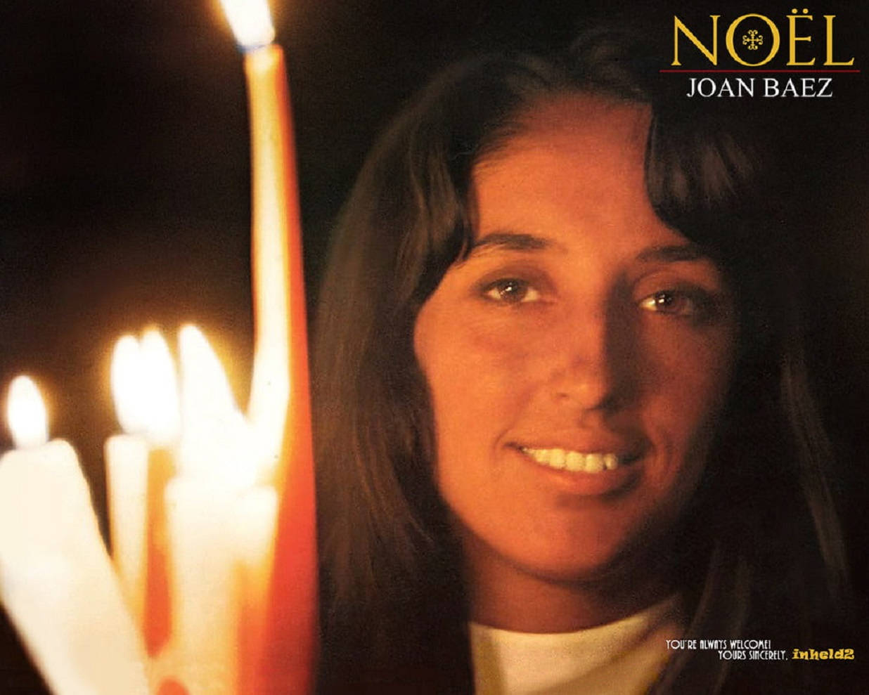 專輯封面 桌布 壁紙 — Joan Baez 在黑暗親密的環境中，在發光的蠟燭旁溫暖地微笑。