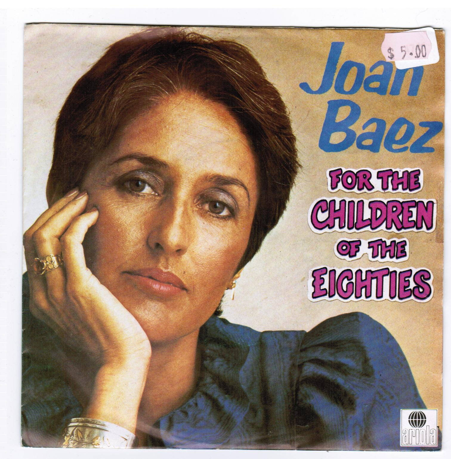 Album Cover 桌布 壁紙 — Joan Baez 溫柔地凝視，手托著臉頰，襯托著復古專輯封面文字。