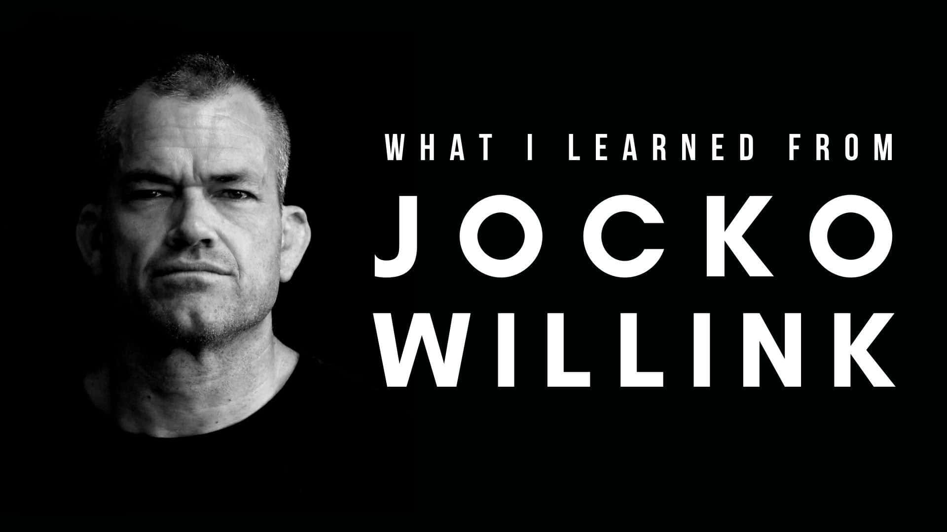 黑色 桌布 壁紙 — Jocko Willink 的鮮明黑白肖像，旁邊有粗體白色文字，背景為深色。