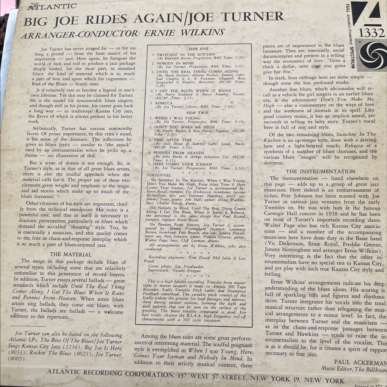Entertainment 桌布 壁紙 — Joe Turner 的 'Big Joe Rides Again' 的復古 Atlantic Records 專輯封面，具有粗體字體和藝術家的棕褐色照片。