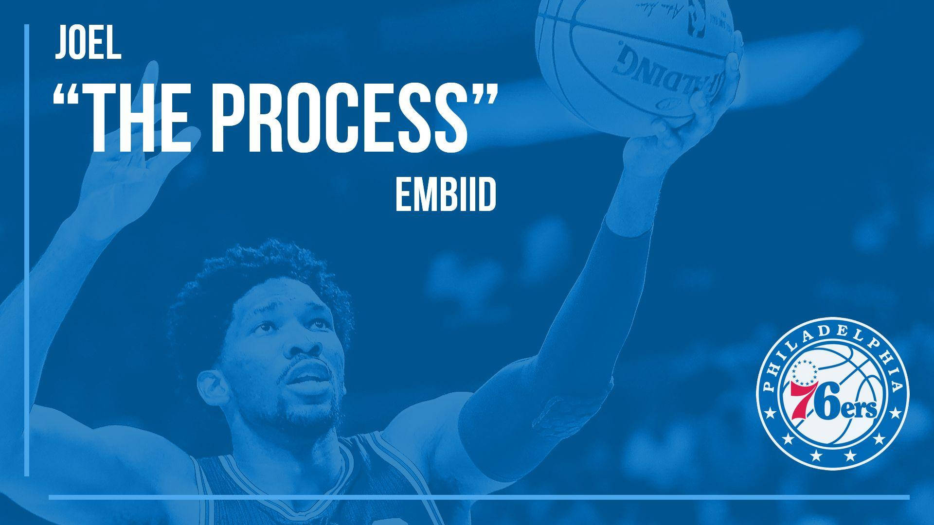 Embiid 桌布 壁紙 — Joel Embiid 在半空中灌籃籃球，帶有'The Process'文字和費城76人標誌，背景為藍色單色。