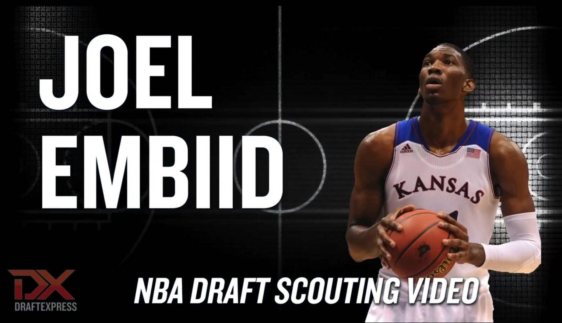 Joel Embiid 身穿堪薩斯球衣手持籃球，用於NBA選秀考察影片。 — Michael B Jordan 壁紙